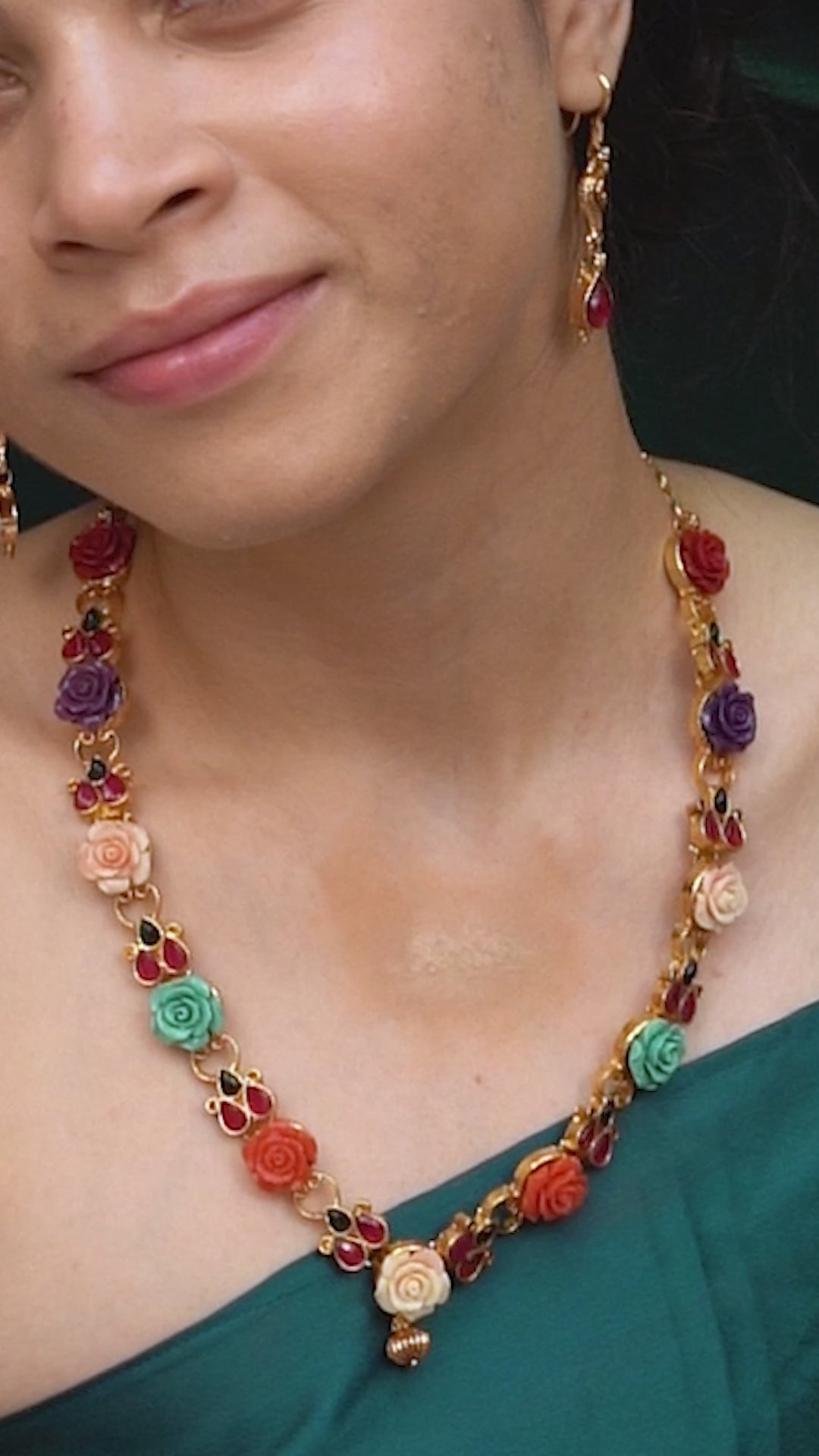 HASINI - ROSE NECKLACE