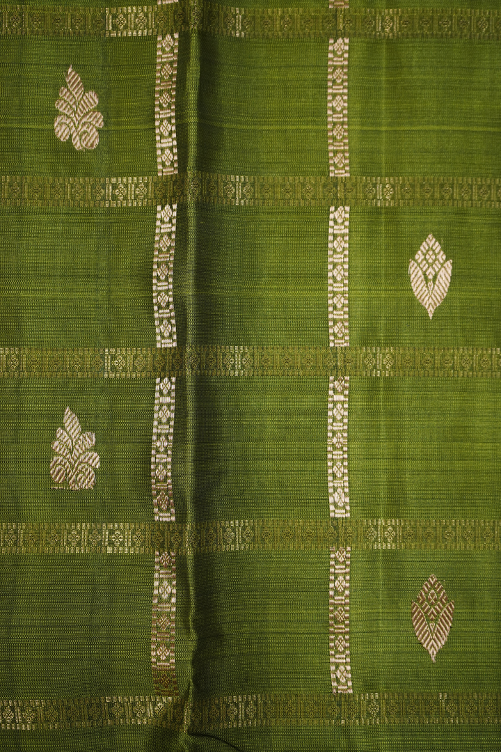 AVOCADO GREEN  WITH FOREST GREEN  PURE KANCHIVARAM SILK SAREE - Queens Jewel Emporium