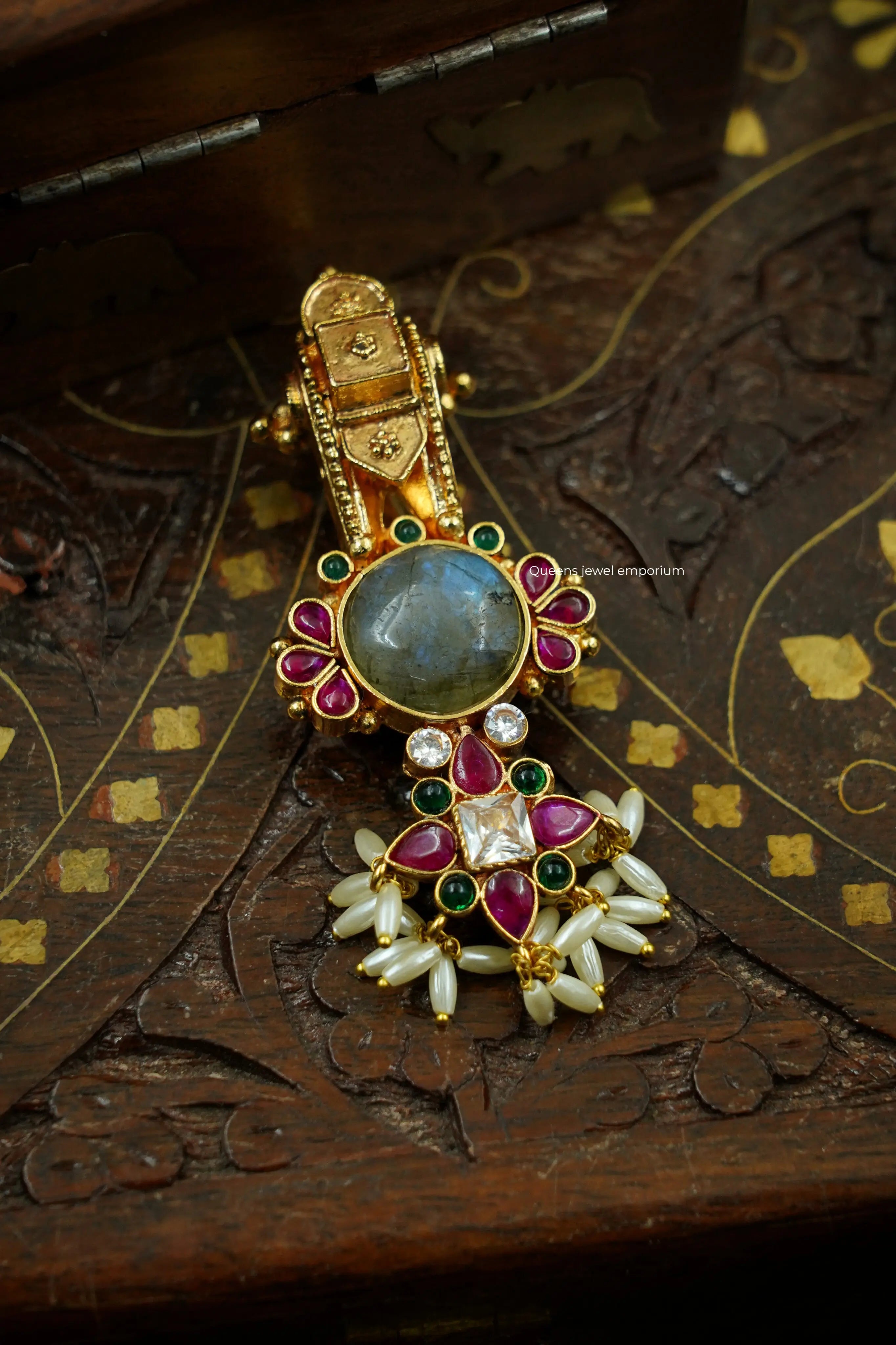 Chaarvi Pendant Queens_collections_add
