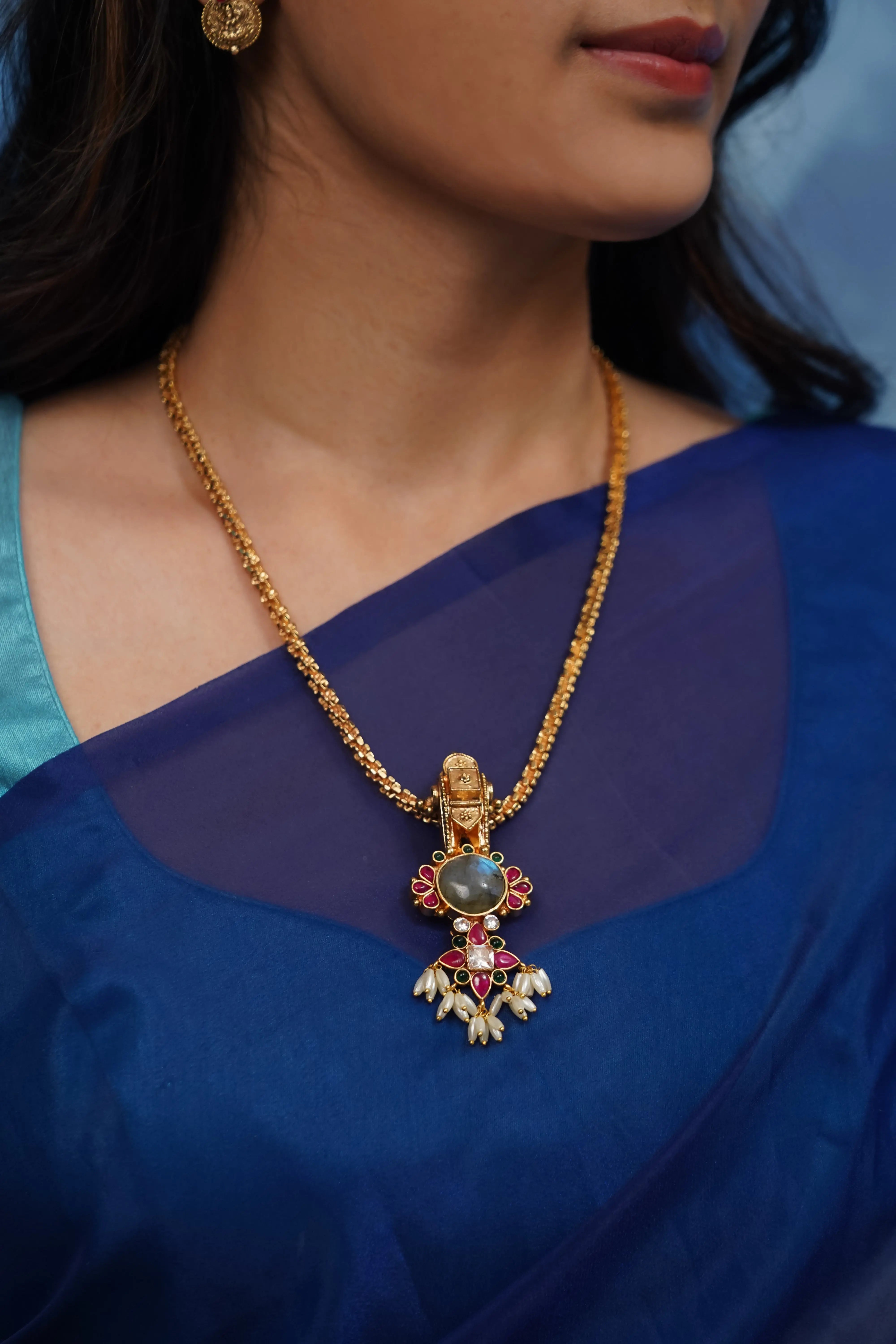 Chaarvi Pendant Queens_collections_add