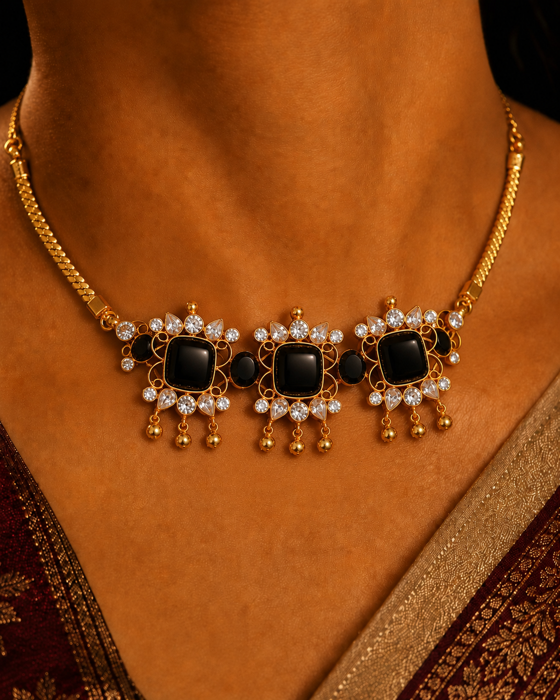 Nilaveni Choker