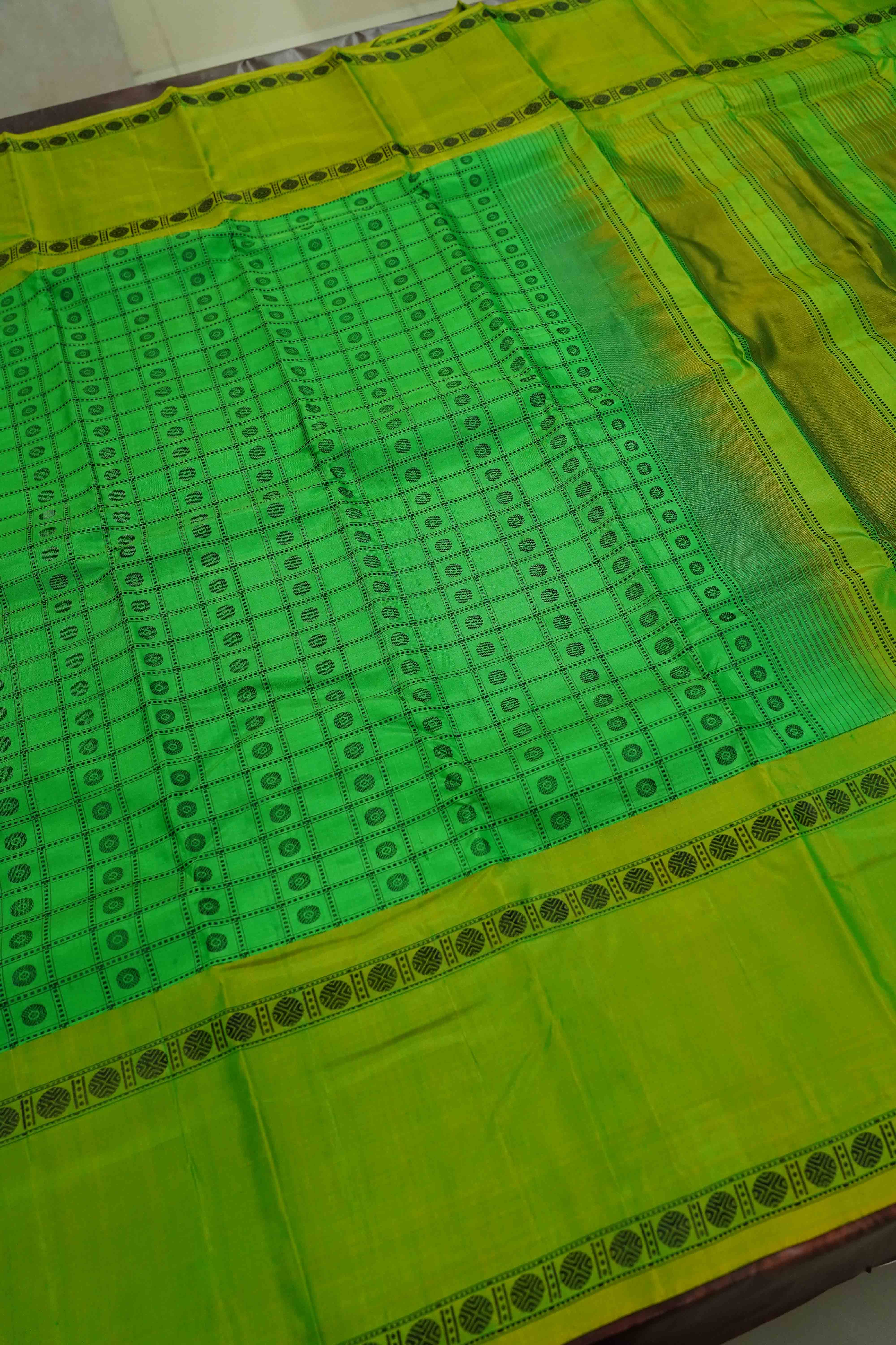 GRASS GREEN WITH OLIVE GREEN PURE KANCHIVARAM SILK SAREE - Queens Jewel Emporium