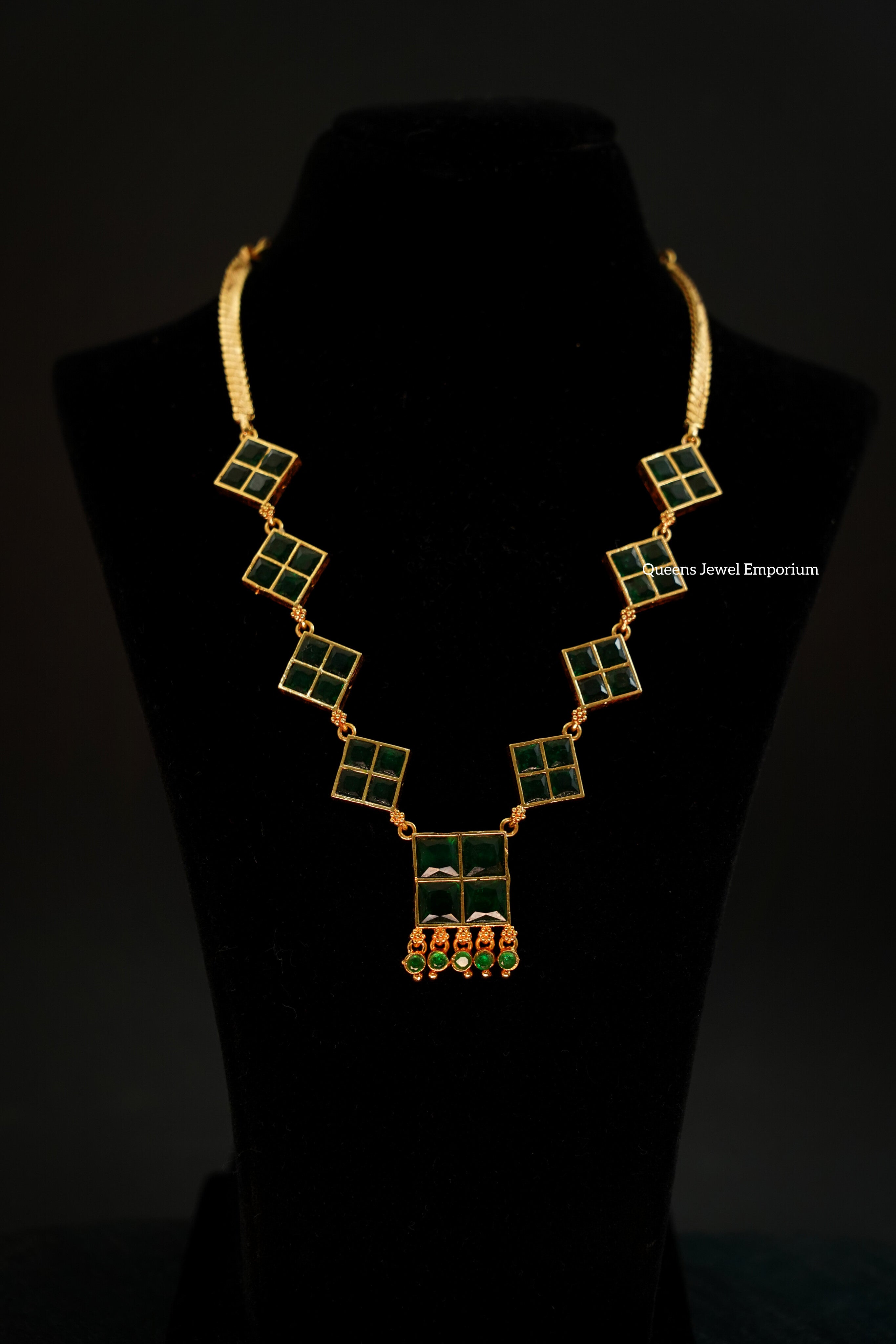 Madhuram Thean koodu Necklace - Green