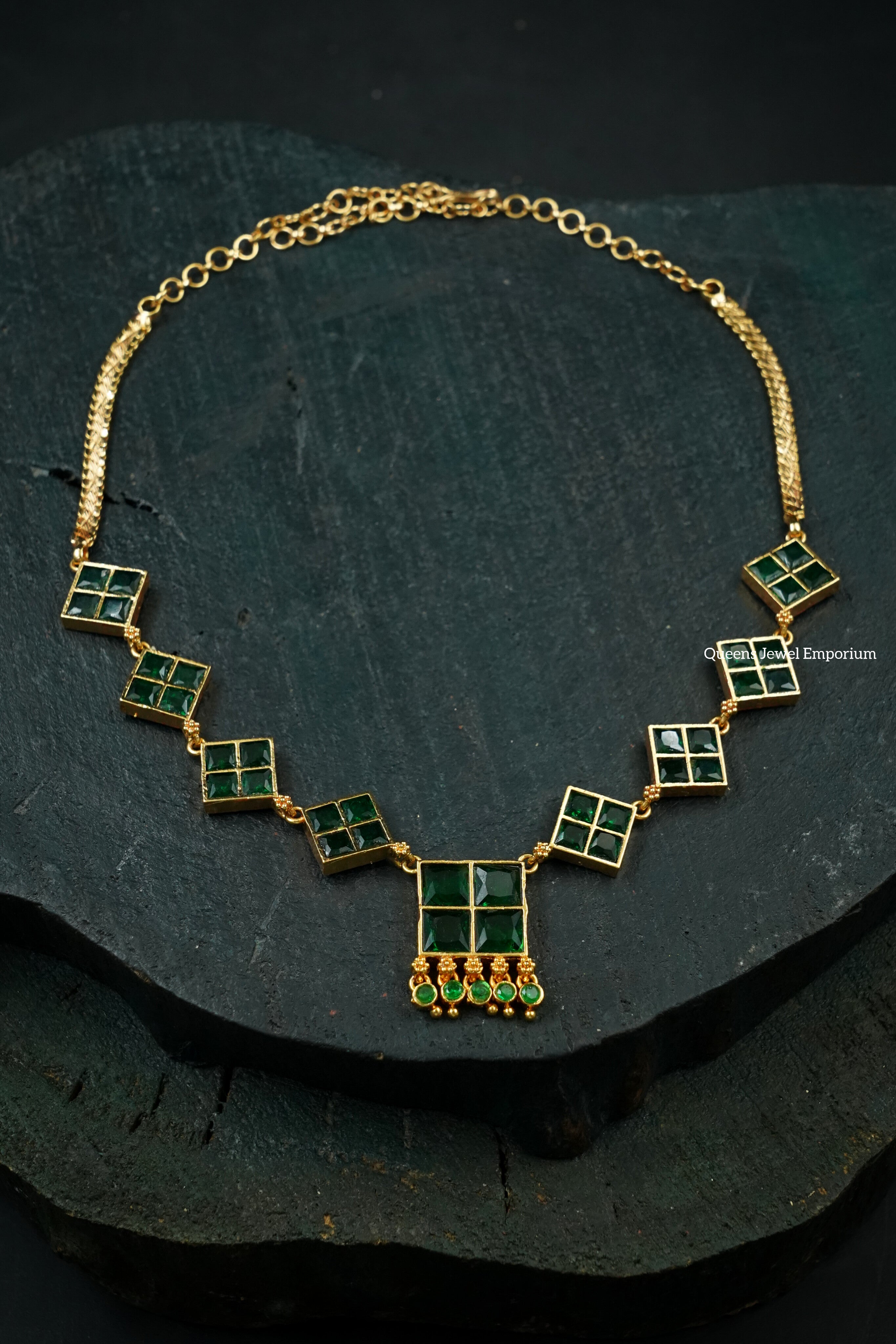 Madhuram Thean koodu Necklace - Green