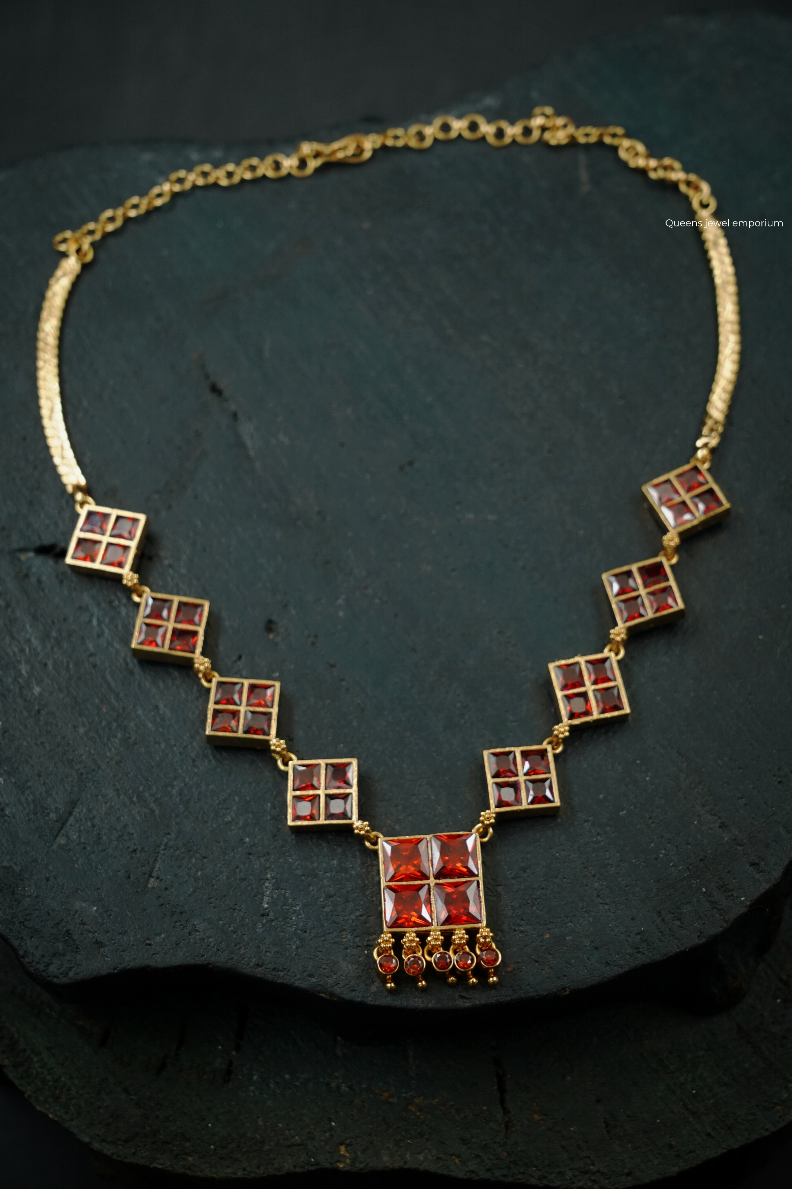 Madhuram Thean koodu Necklace - Garnet