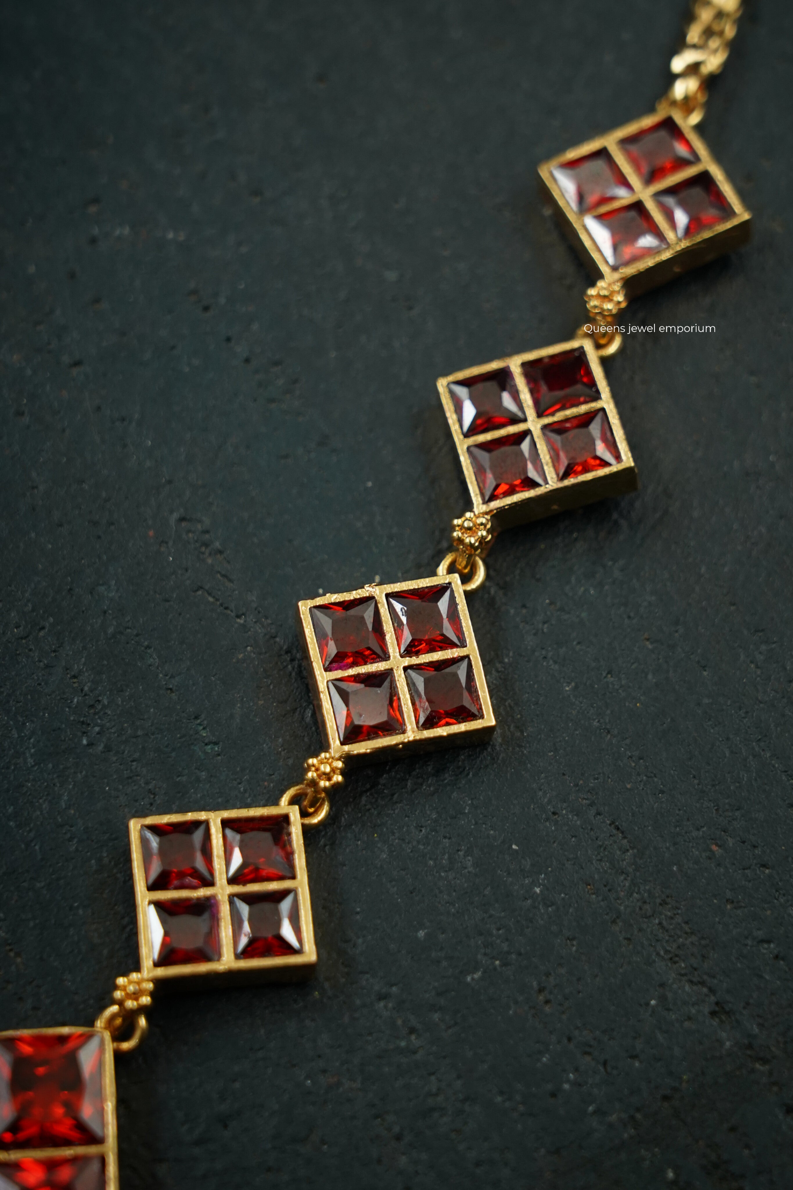 Madhuram Thean koodu Necklace - Garnet