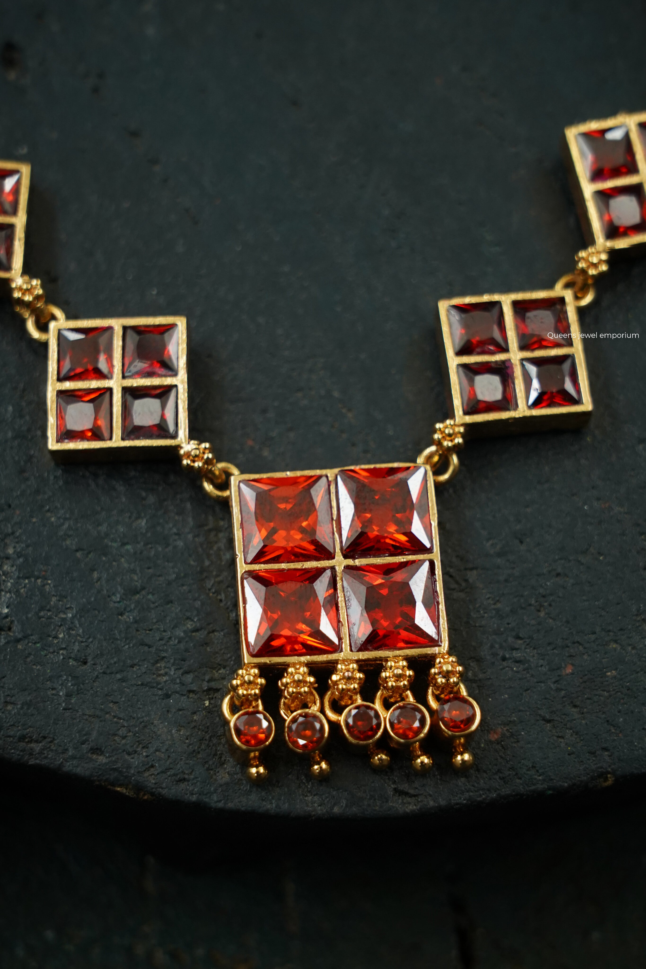 Madhuram Thean koodu Necklace - Garnet