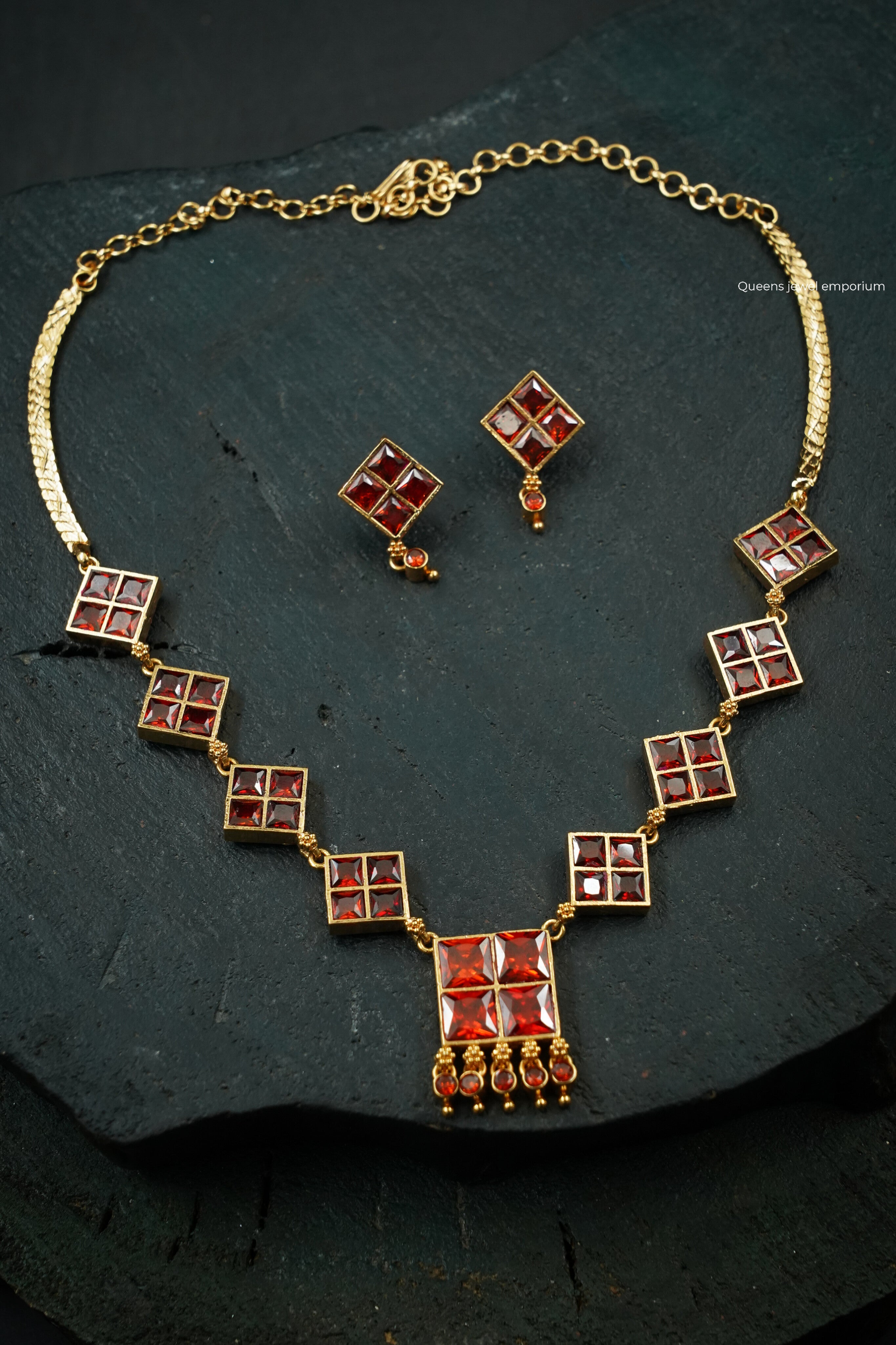 Madhuram Thean koodu Necklace - Garnet