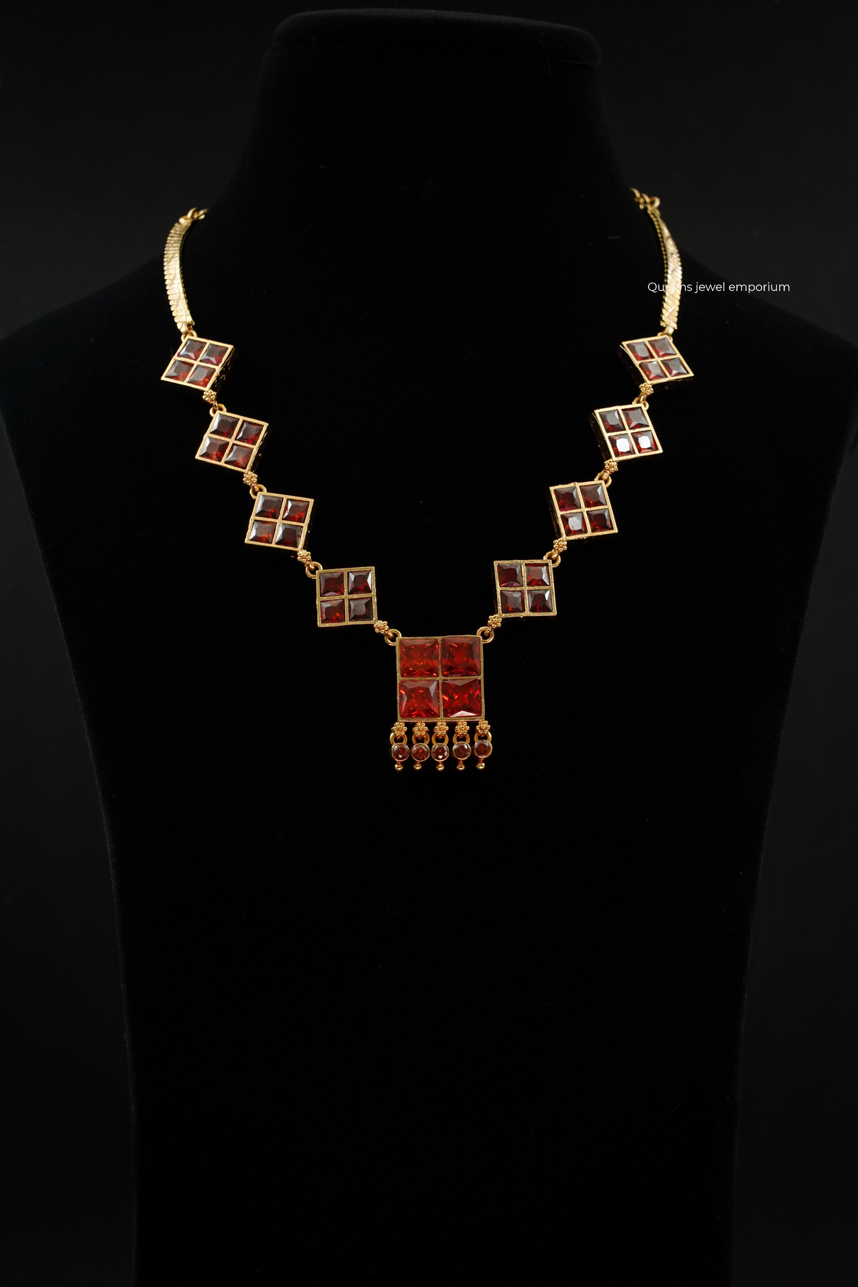 Madhuram Thean koodu Necklace - Garnet