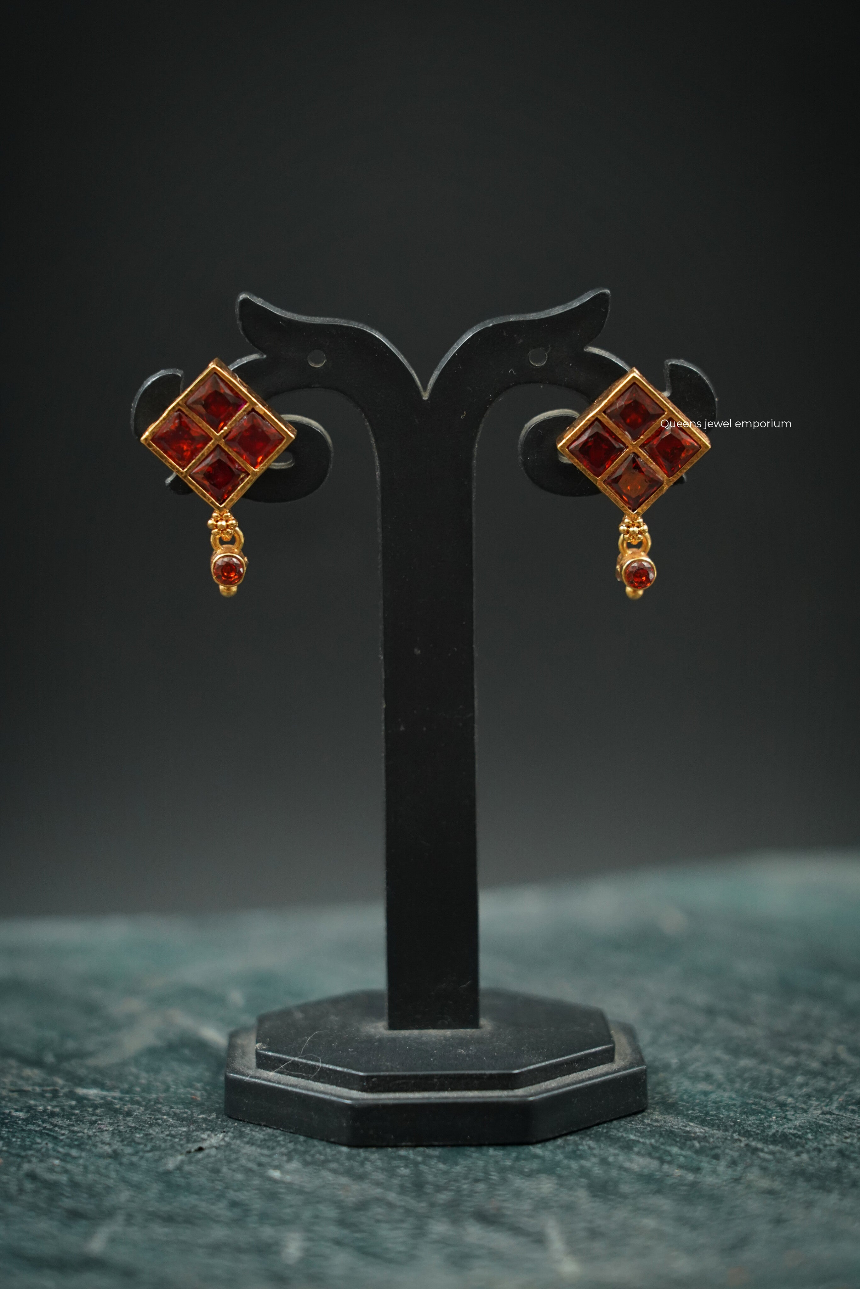 Madhuram Thean koodu Necklace - Garnet