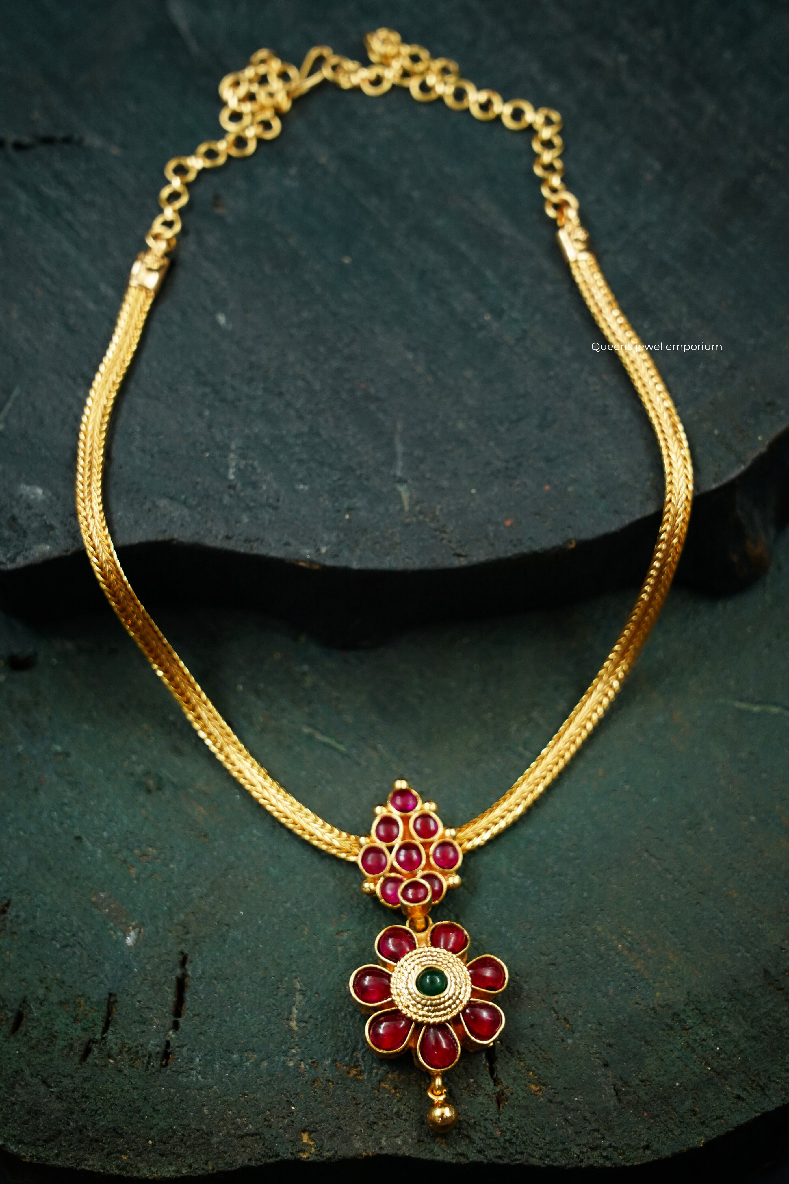 Mythra Floral Kemp Necklace