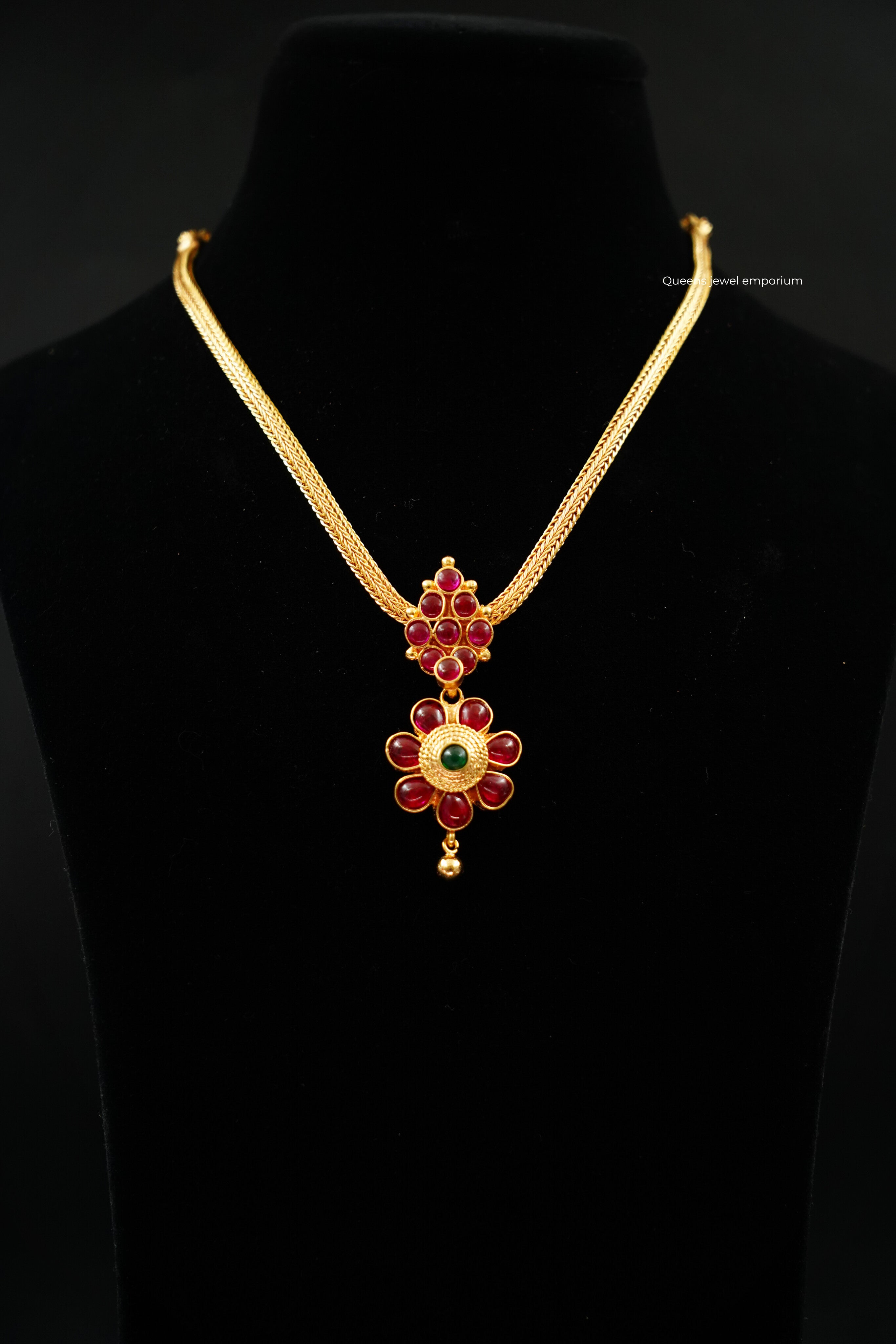 Mythra Floral Kemp Necklace