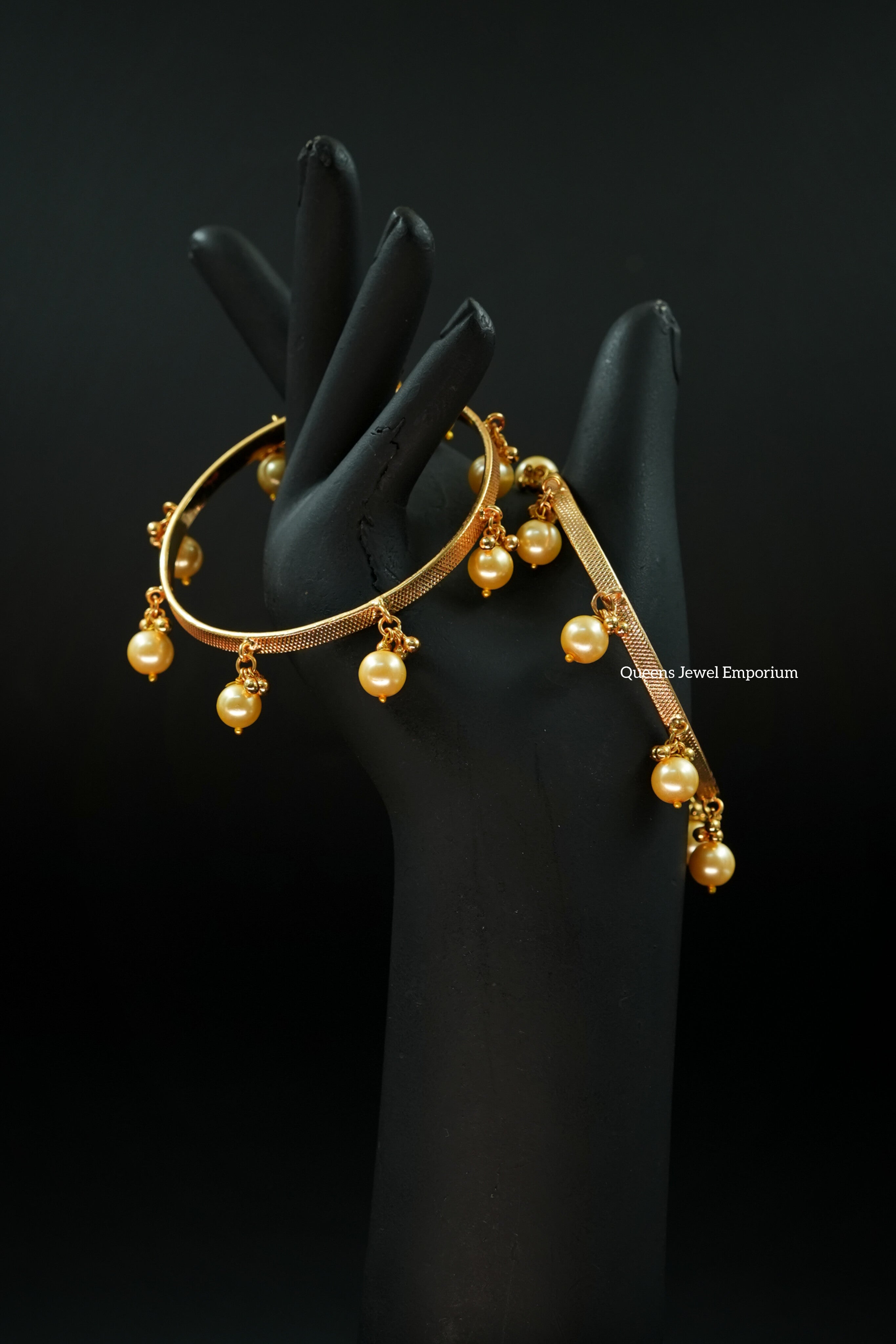 Vaanathi Pearl  Bangle