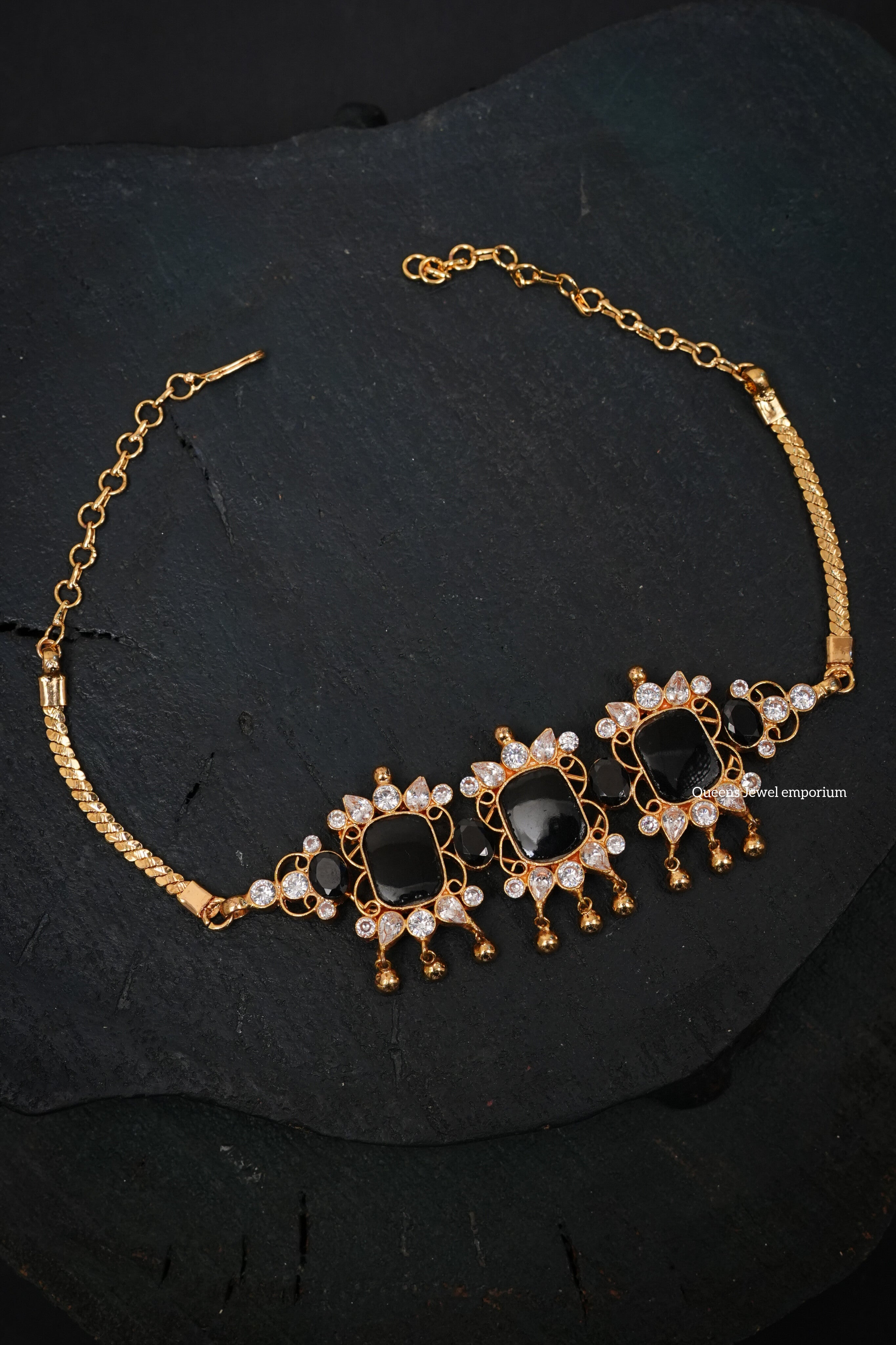 Nilaveni Choker