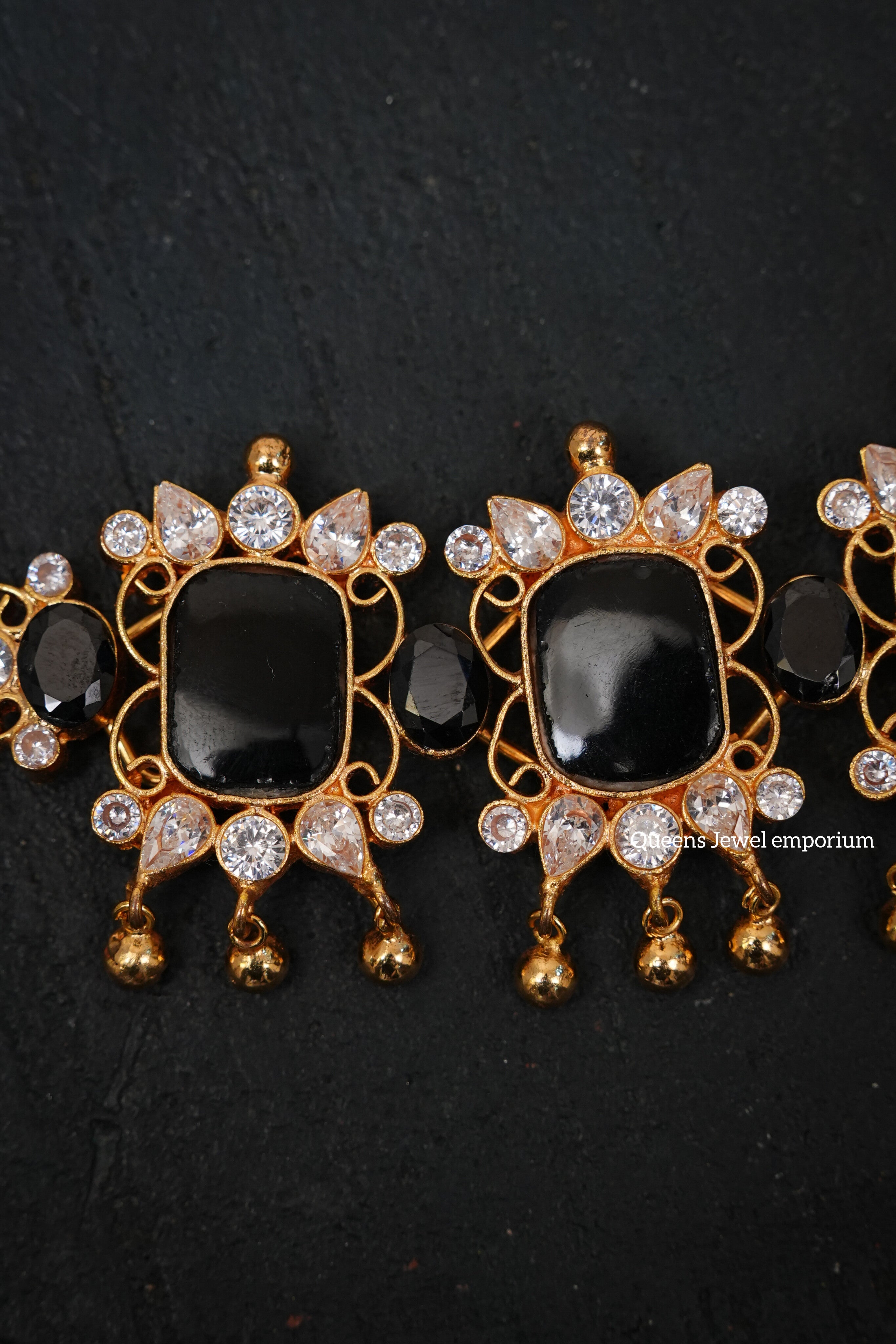 Nilaveni Choker