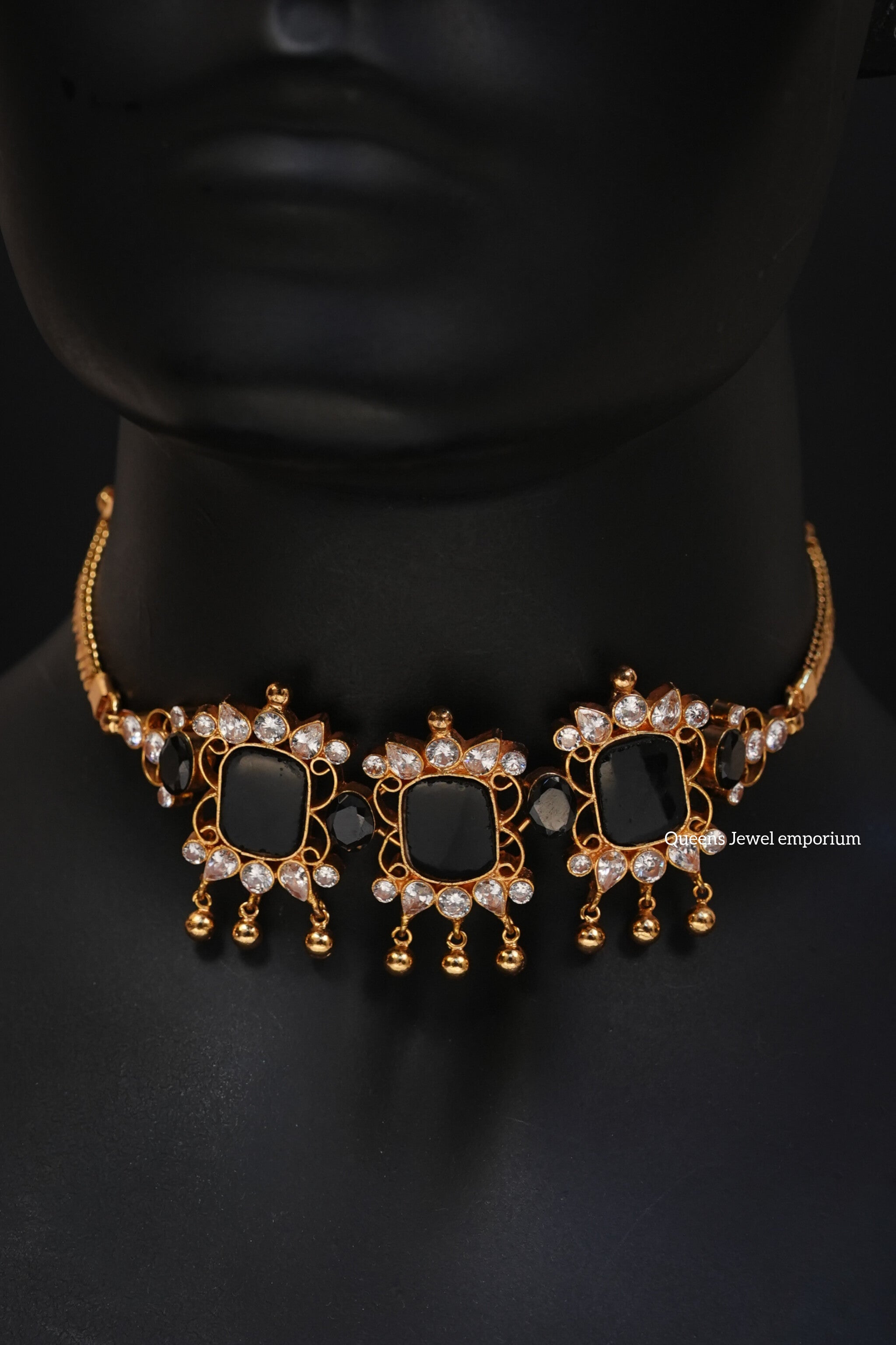 Nilaveni Choker