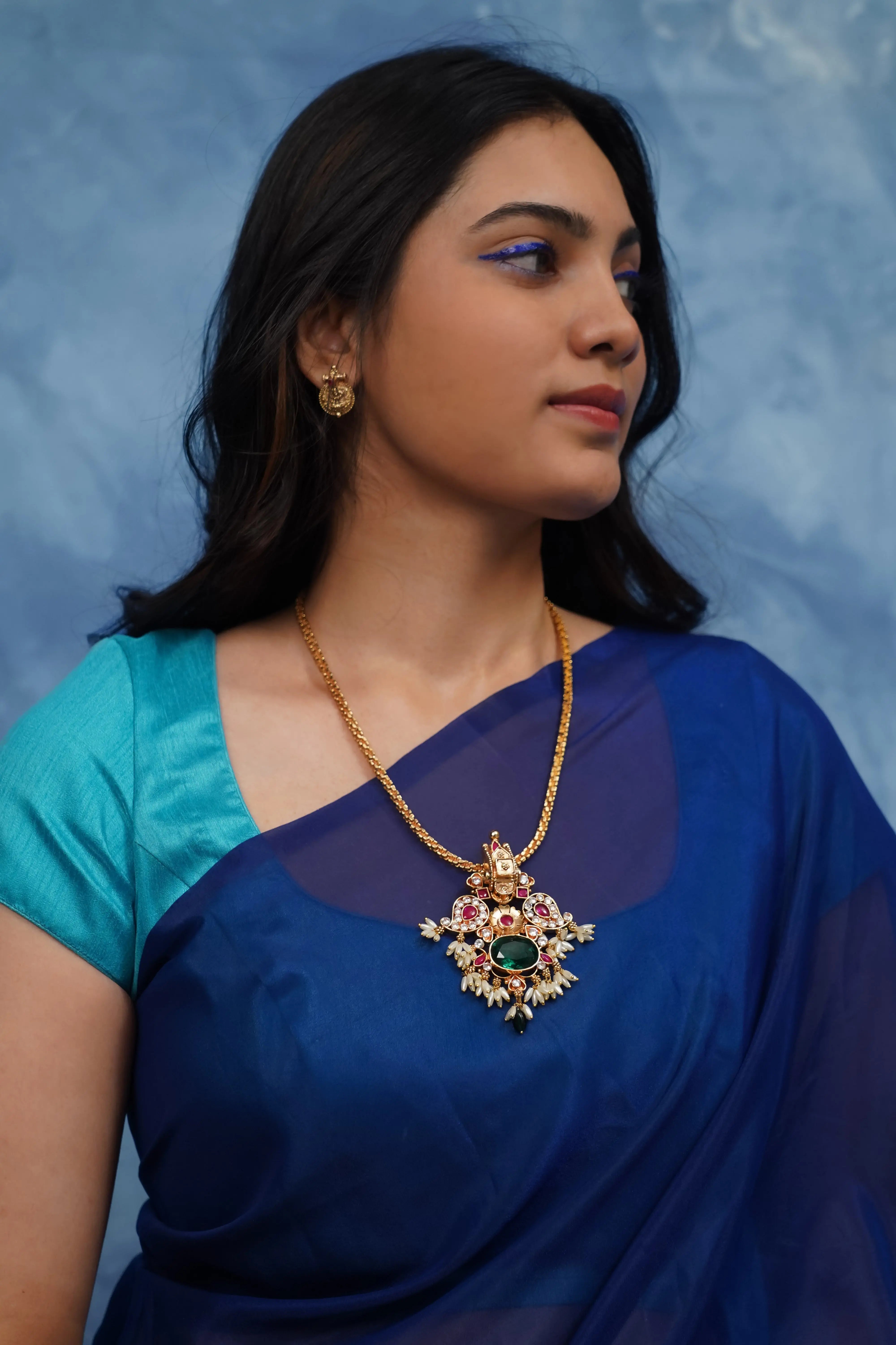 Iraivi Pendant Queens_collections_add