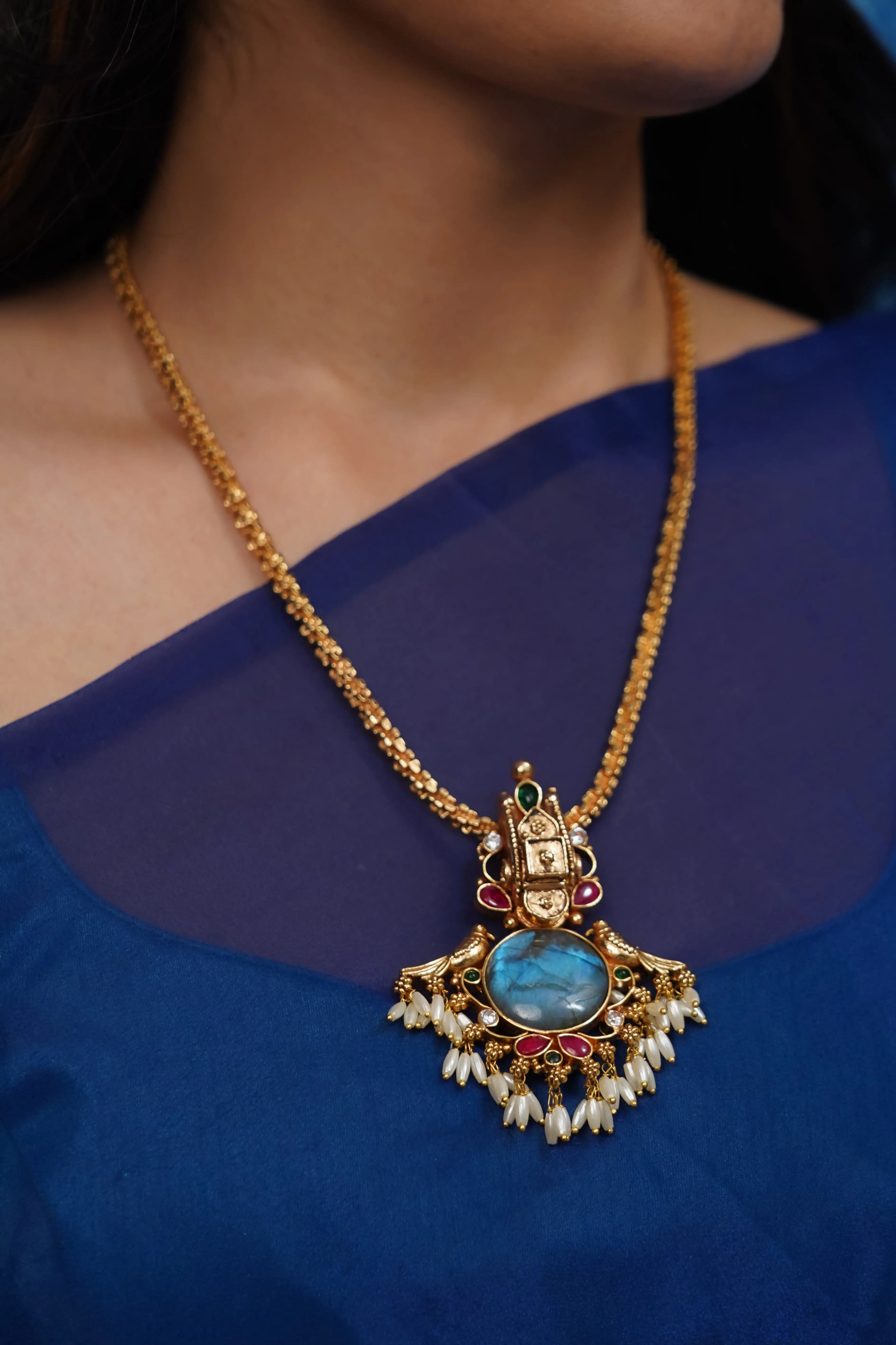 Kumutha Pendant Queens_collections_add