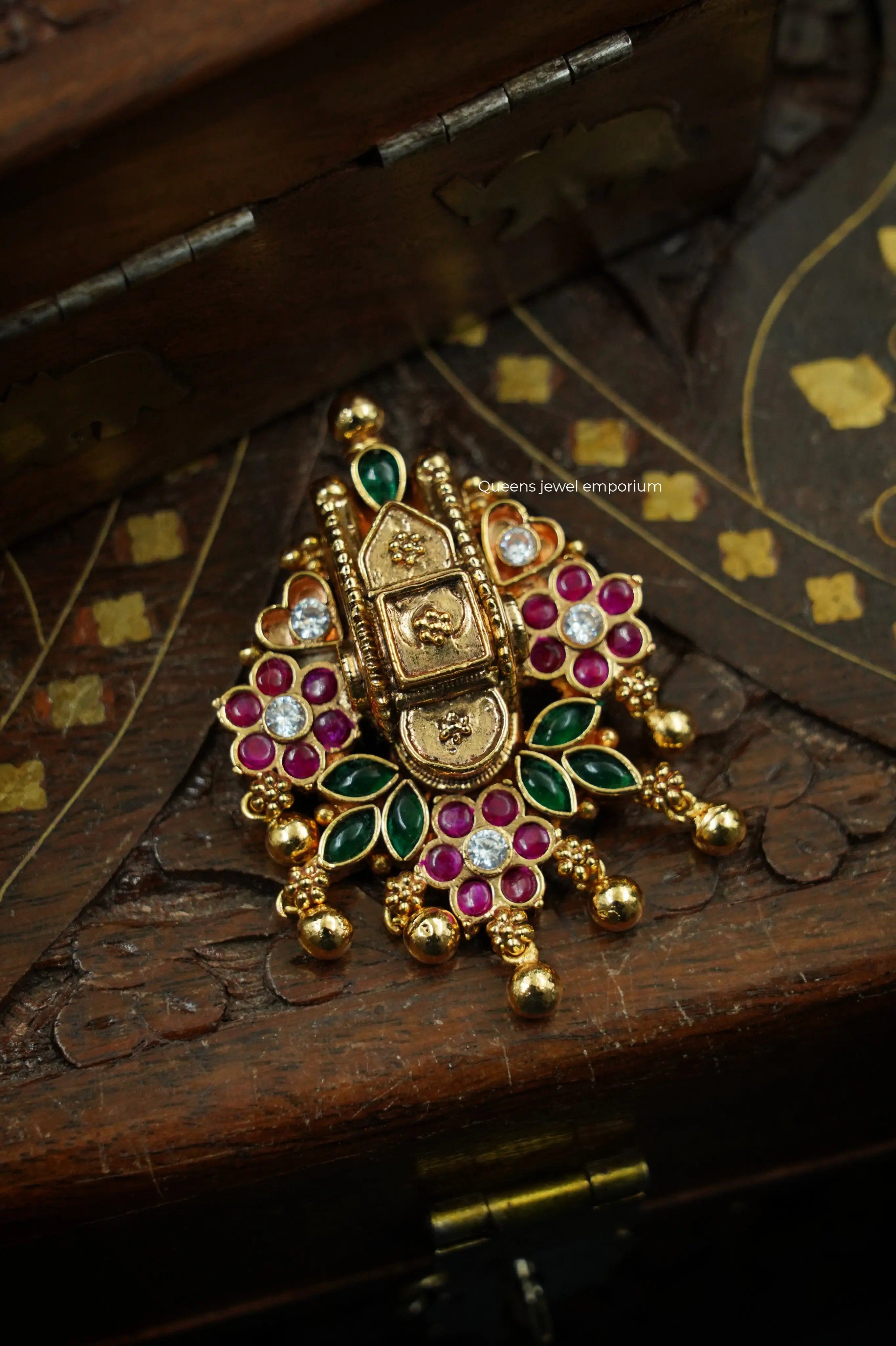 Laksha Pendant Queens_collections_add