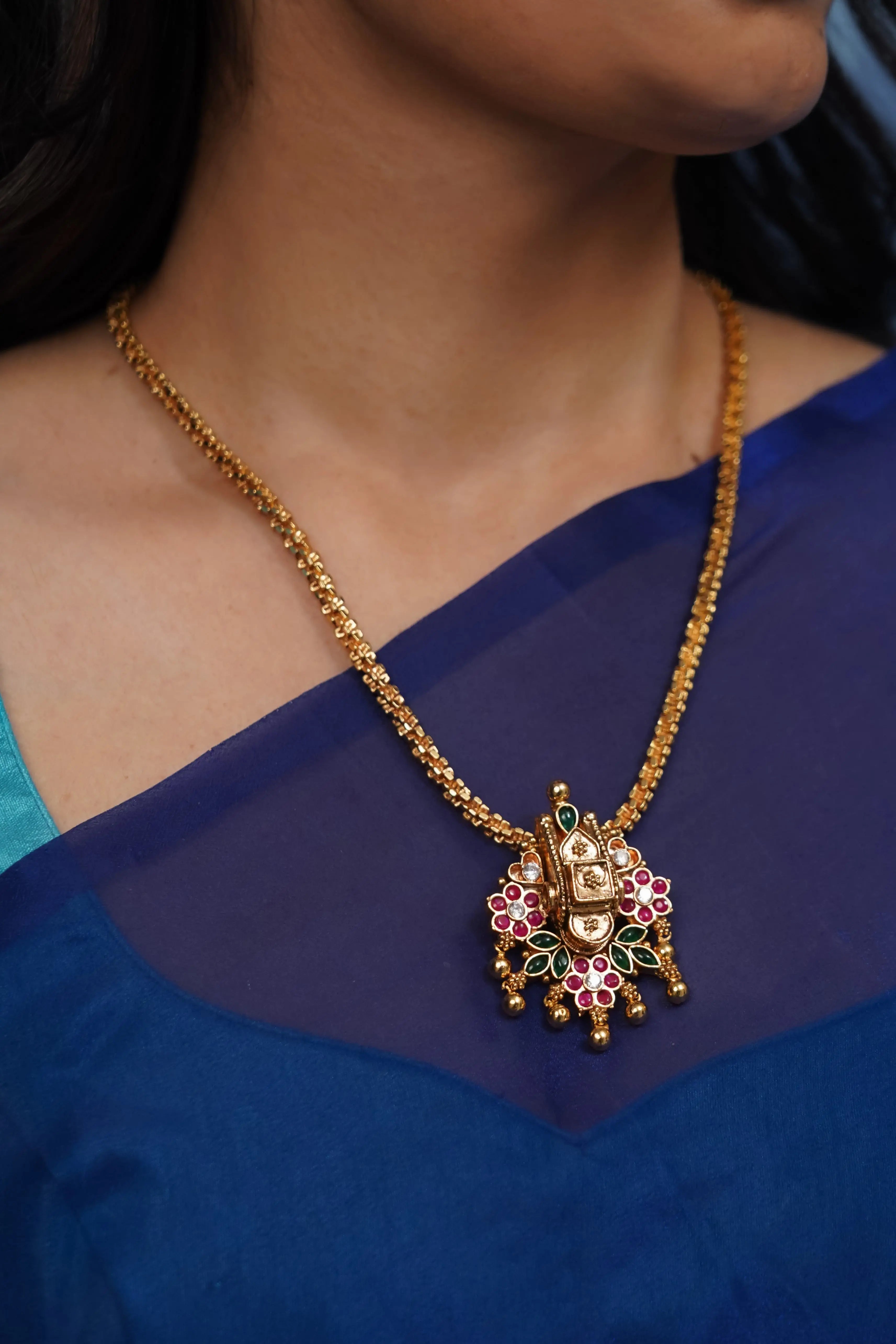Laksha Pendant Queens_collections_add