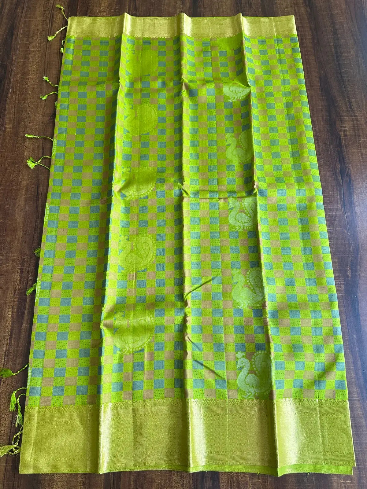 PARROT GREEN PURE KANCHIVARAM SILK SAREE - Queens Jewel Emporium