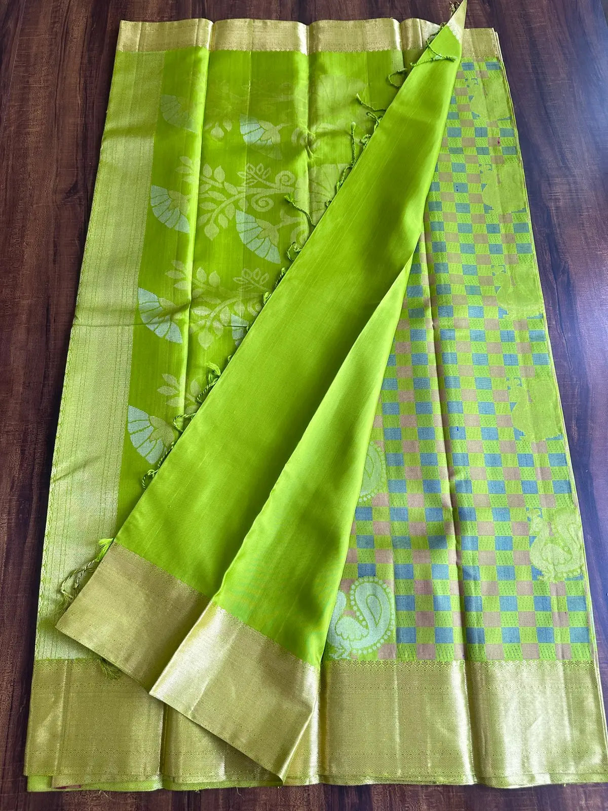 PARROT GREEN PURE KANCHIVARAM SILK SAREE - Queens Jewel Emporium