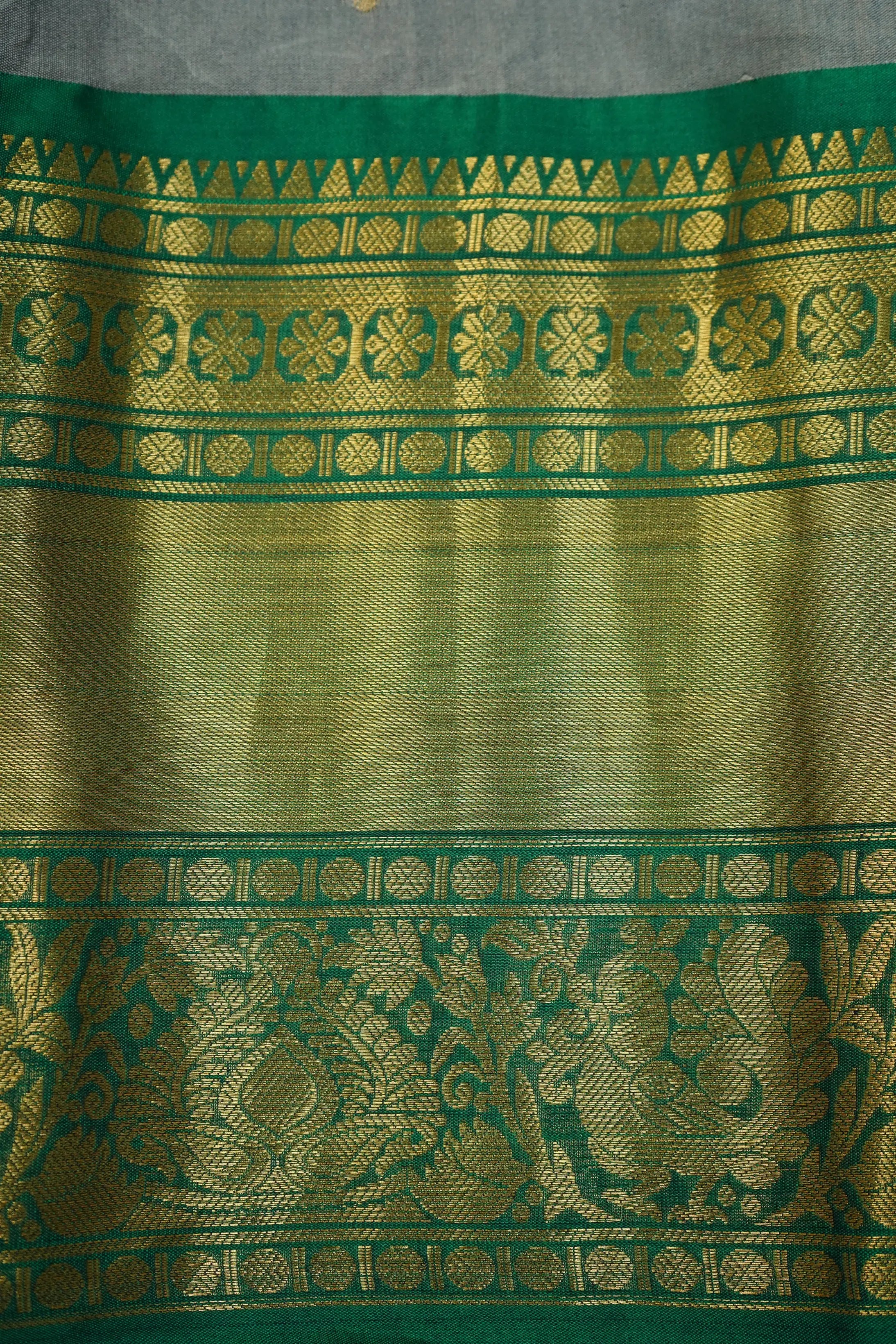 SHUTTLE GREY WITH MINERAL GREEN  MANGALGIRI  GADWAL SAREE - Queens Jewel Emporium