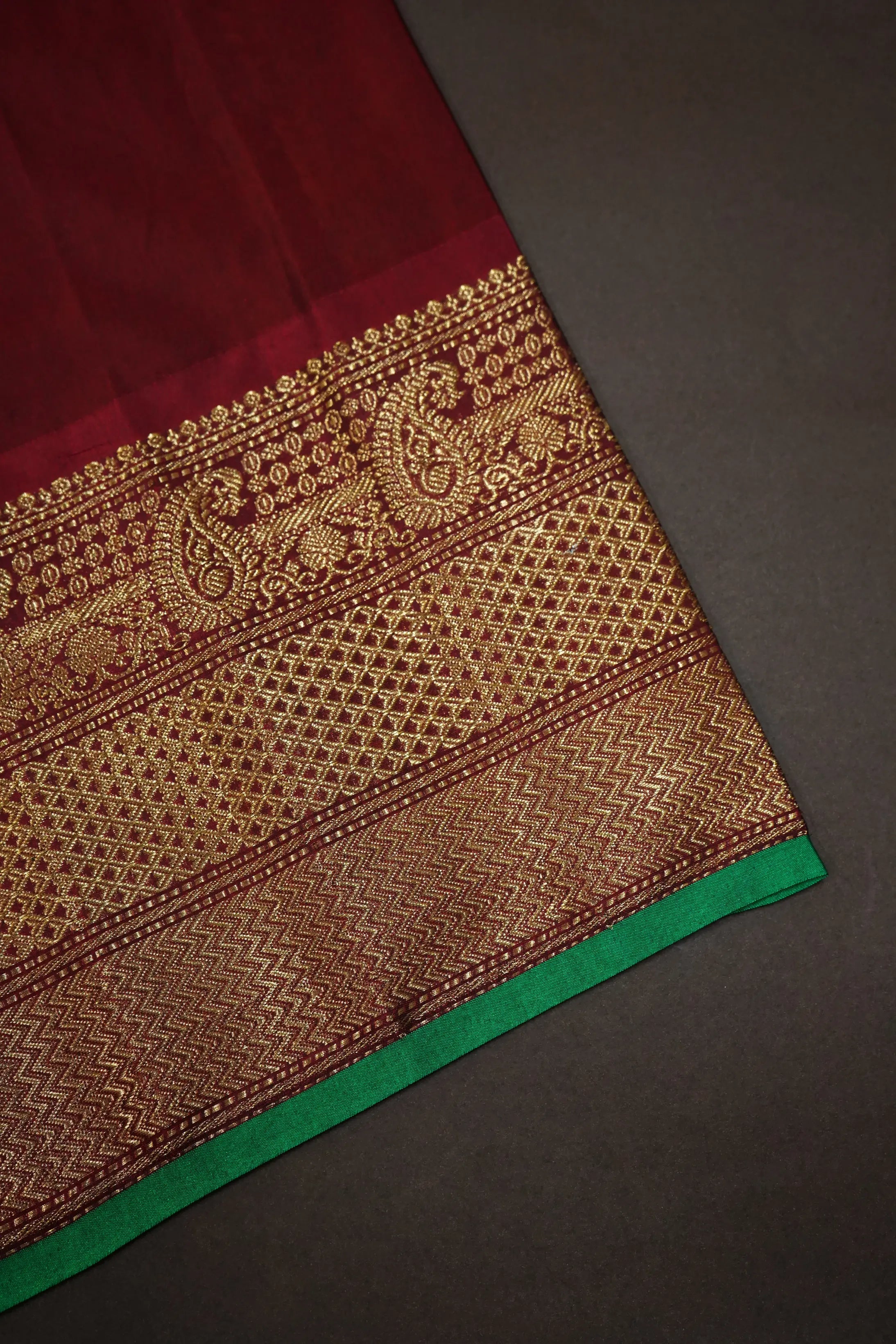STORM GREY WITH RUST RED AND SHAMROCK GREEN  MANGALGIRI GADWAL SAREE - Queens Jewel Emporium
