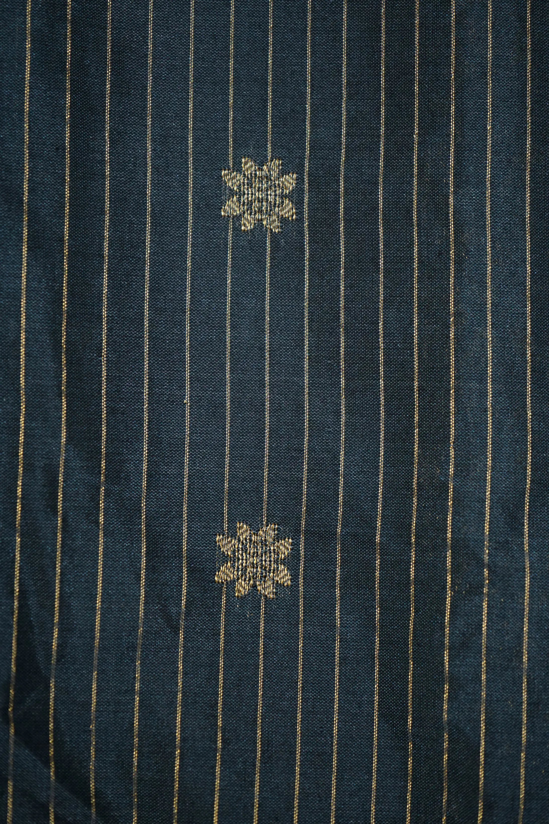 STORM GREY WITH RUST RED AND SHAMROCK GREEN  MANGALGIRI GADWAL SAREE - Queens Jewel Emporium