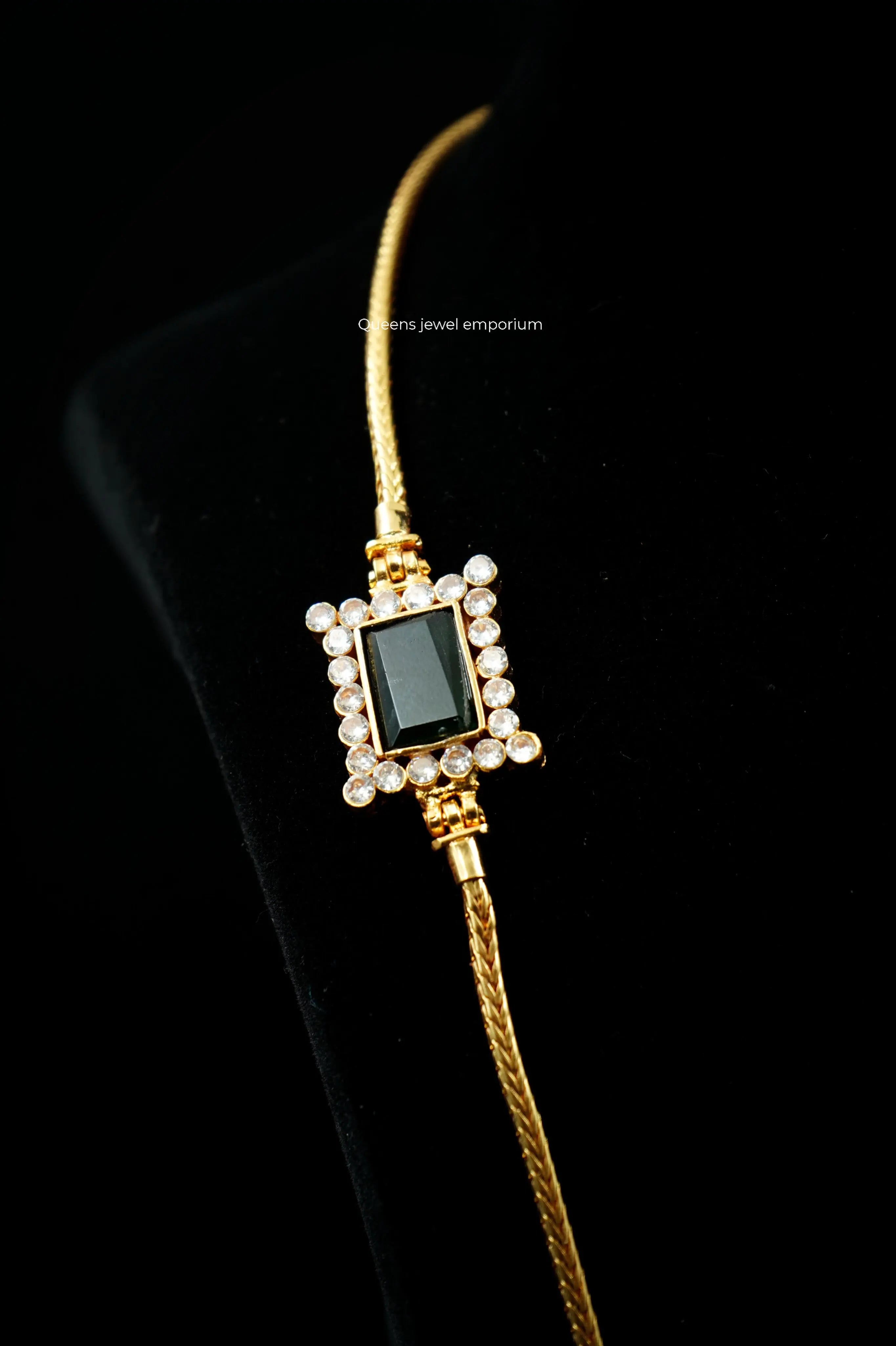 VIZHI  MUGAPPU CHAIN - Queens Jewel Emporium