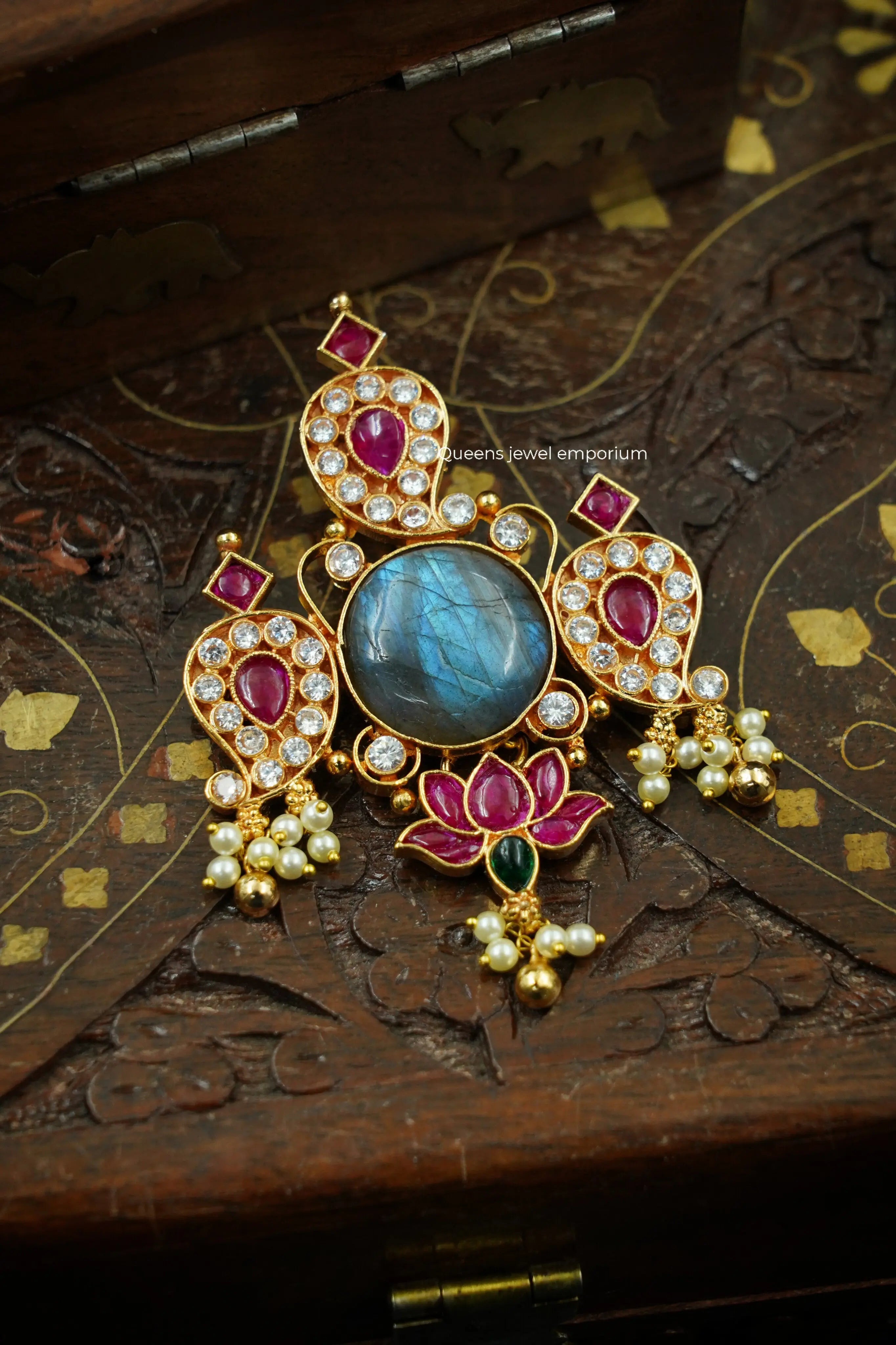 Vedhira Pendant Queens_collections_add
