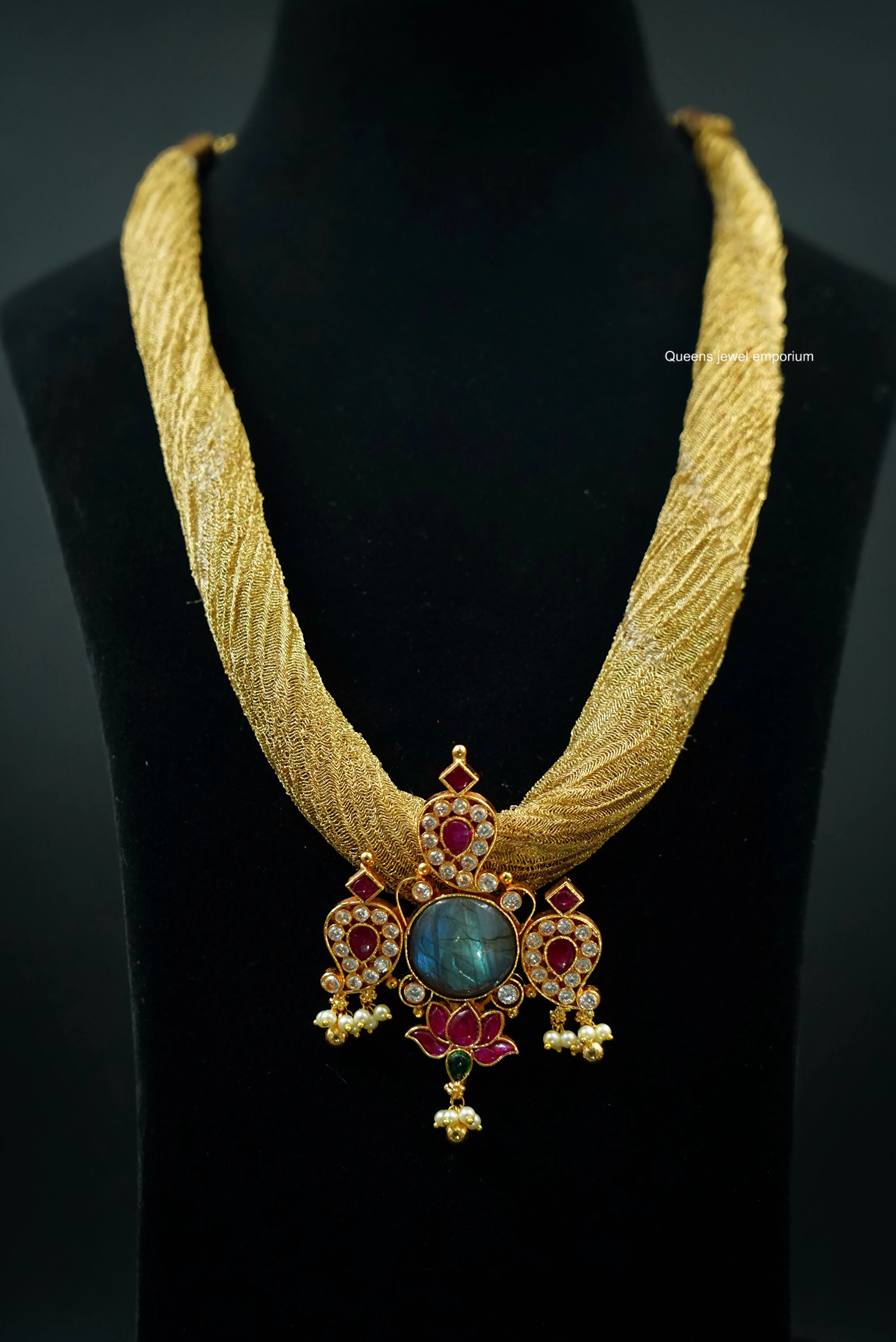 Vedhira Pendant Queens_collections_add