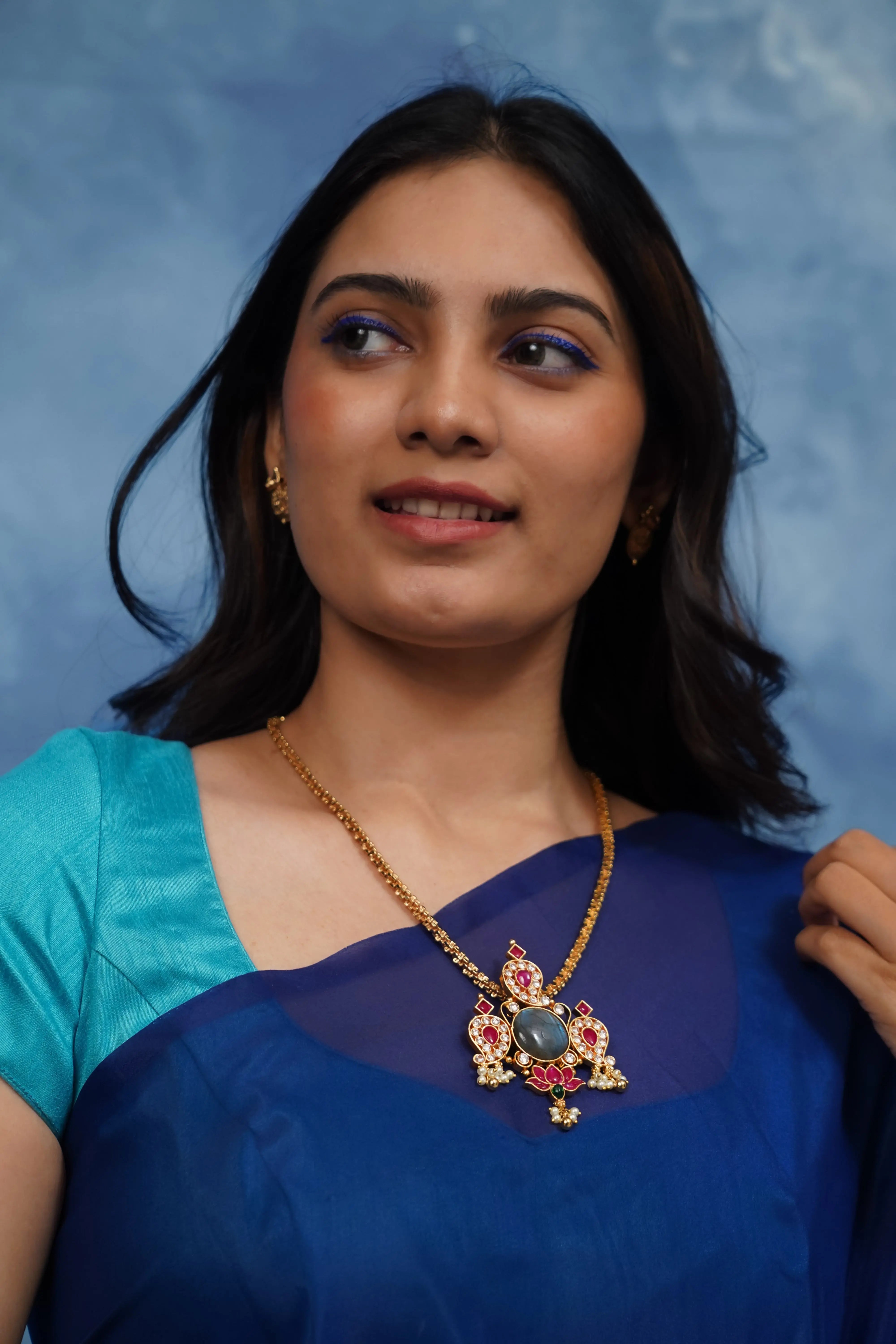 Vedhira Pendant Queens_collections_add