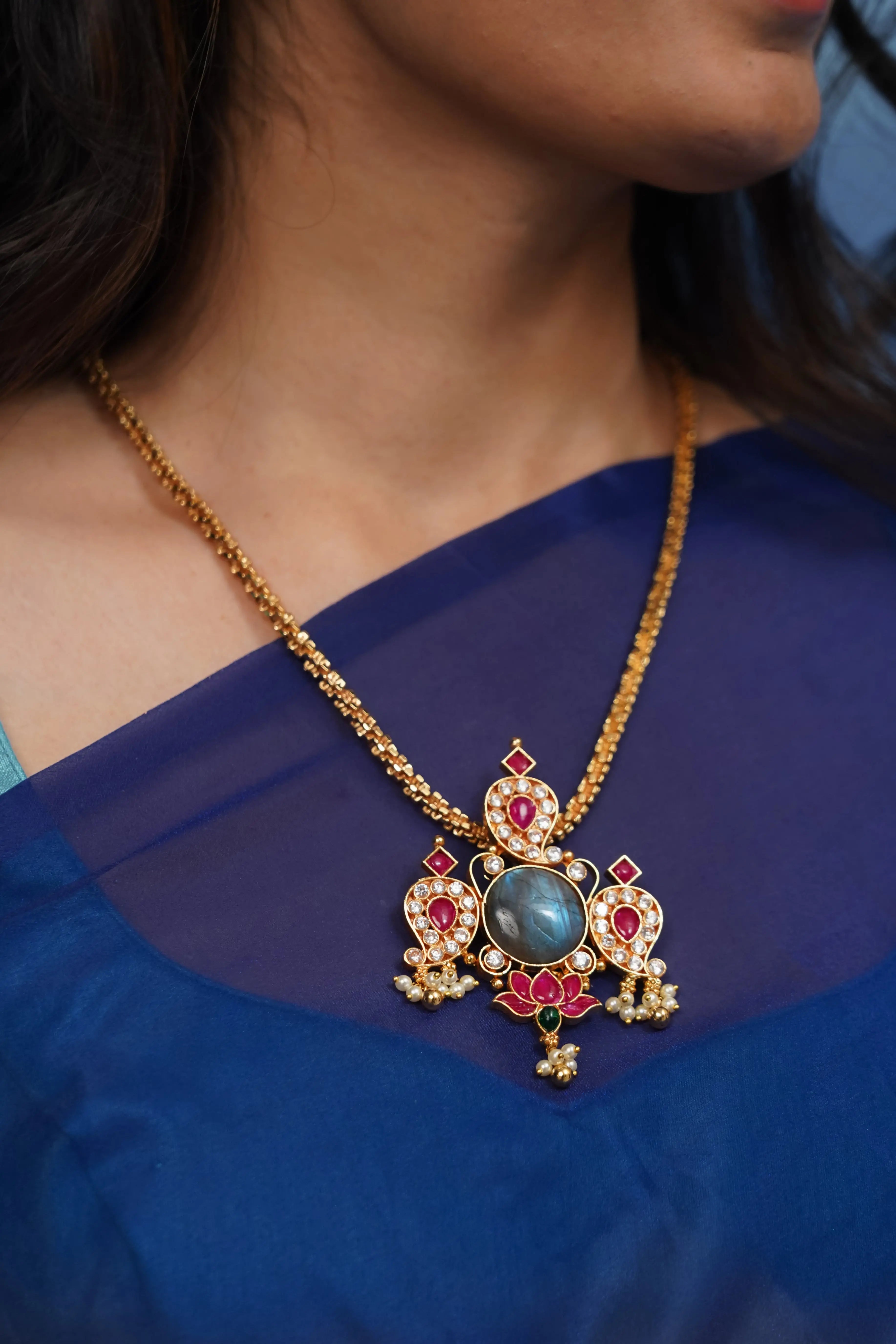 Vedhira Pendant Queens_collections_add