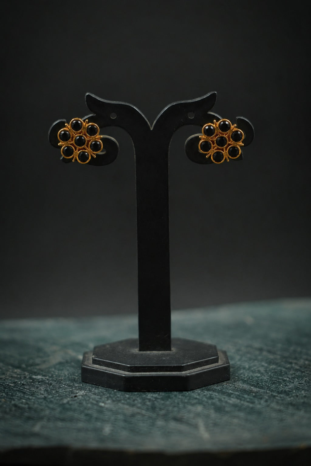 SIMPLE BLACK STUD (Reshma)
