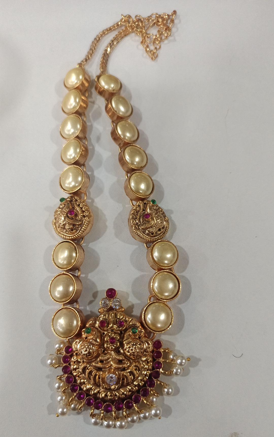 Peacock pearl Necklace