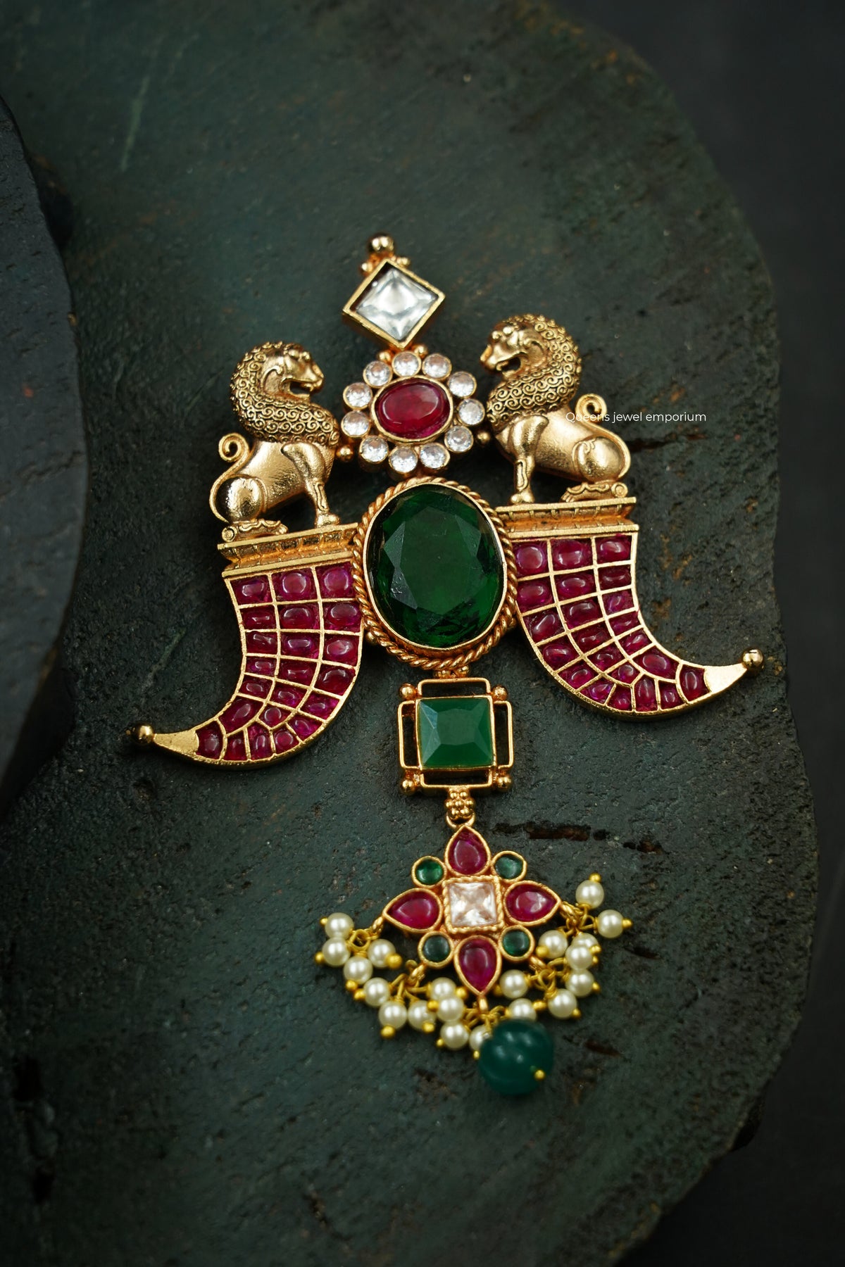 Kemp stone pendant-Haram with nail shape pendant