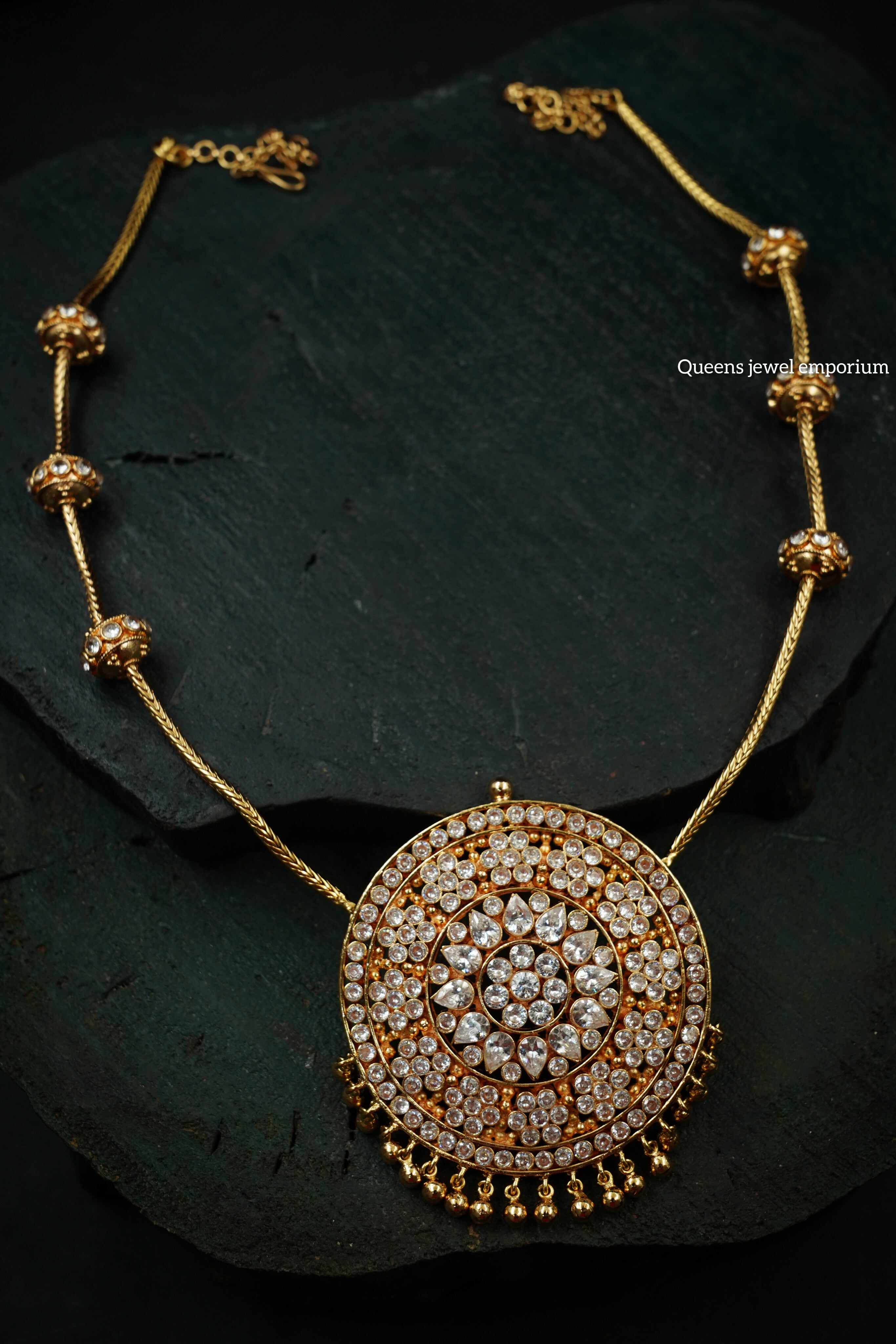Grand pendant for sarees-White stone pendant with simple haram