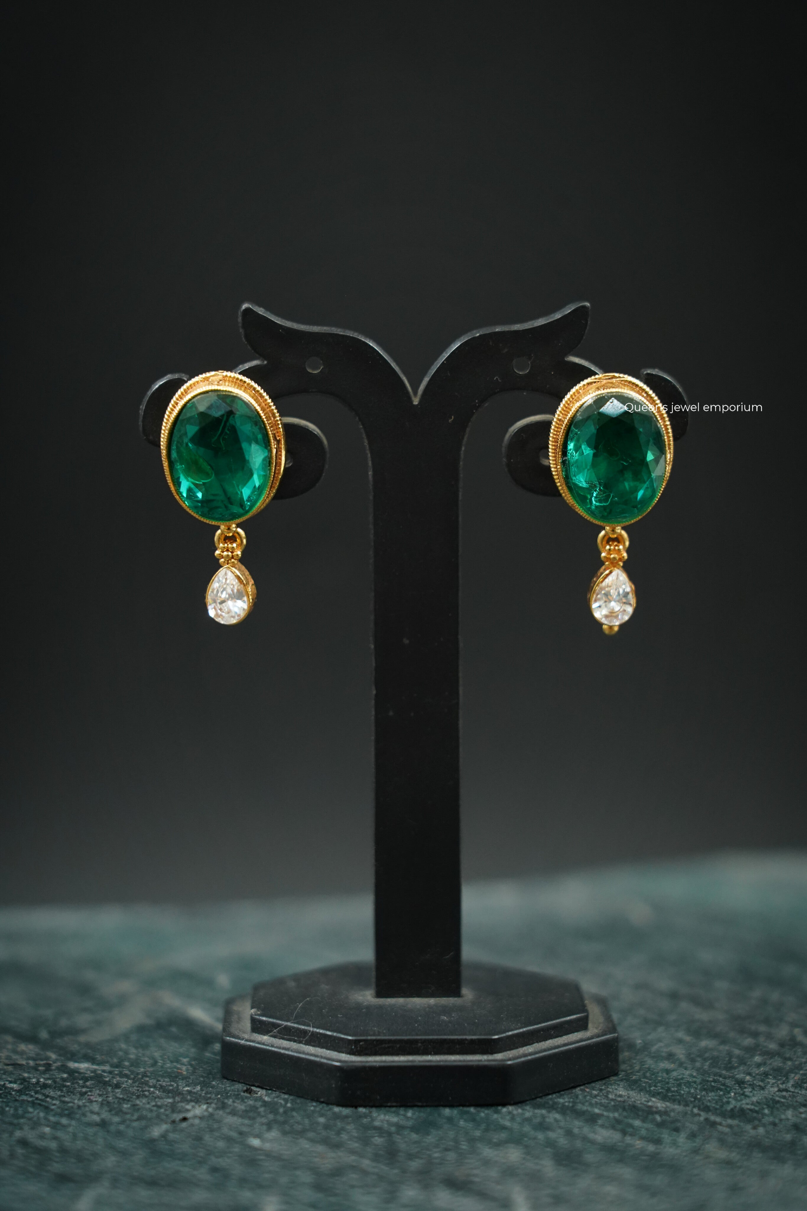 Classic green stone earrings-Elegant green stone studs