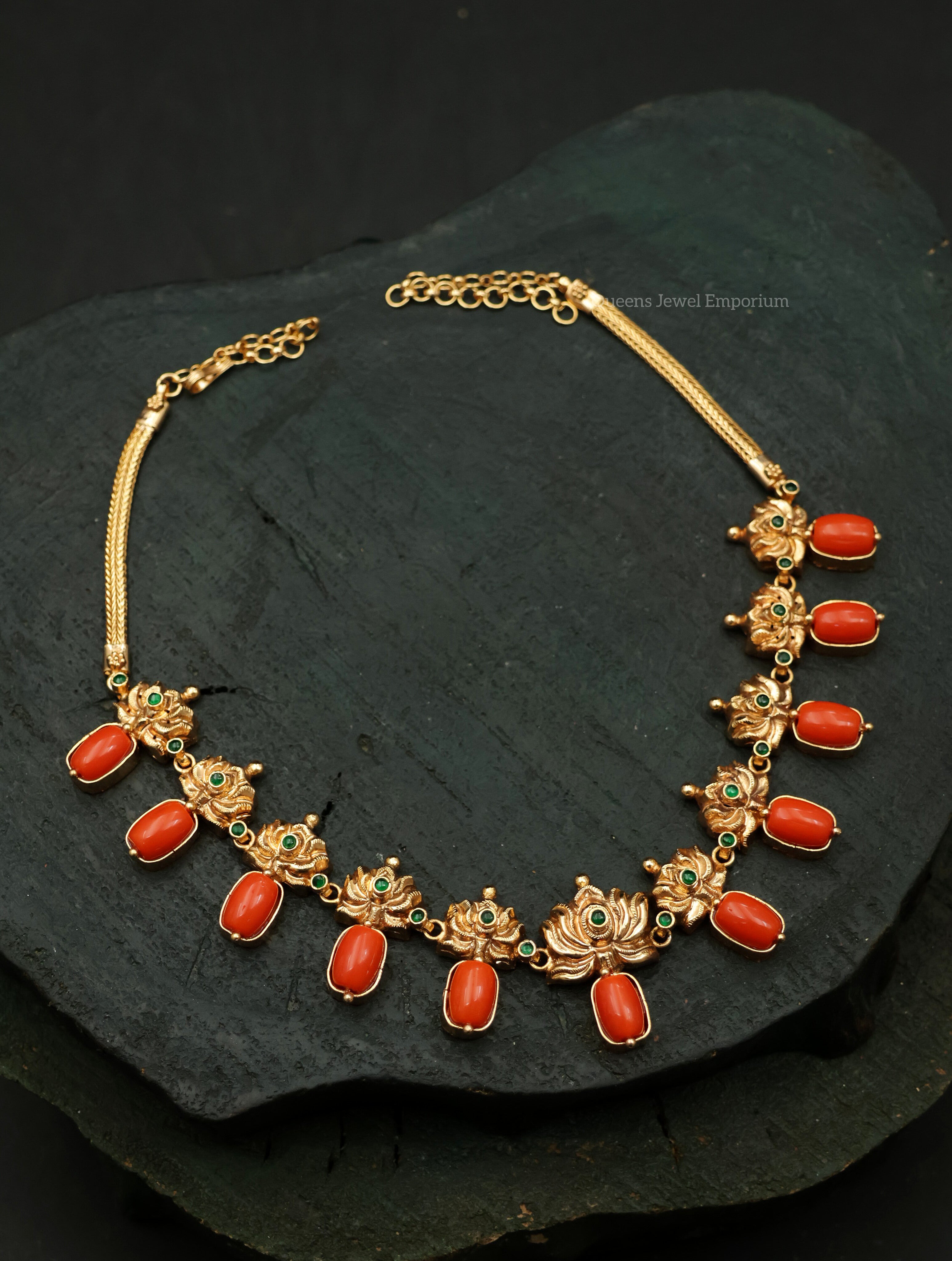Necklace with studs-Necklace with lotus motif 