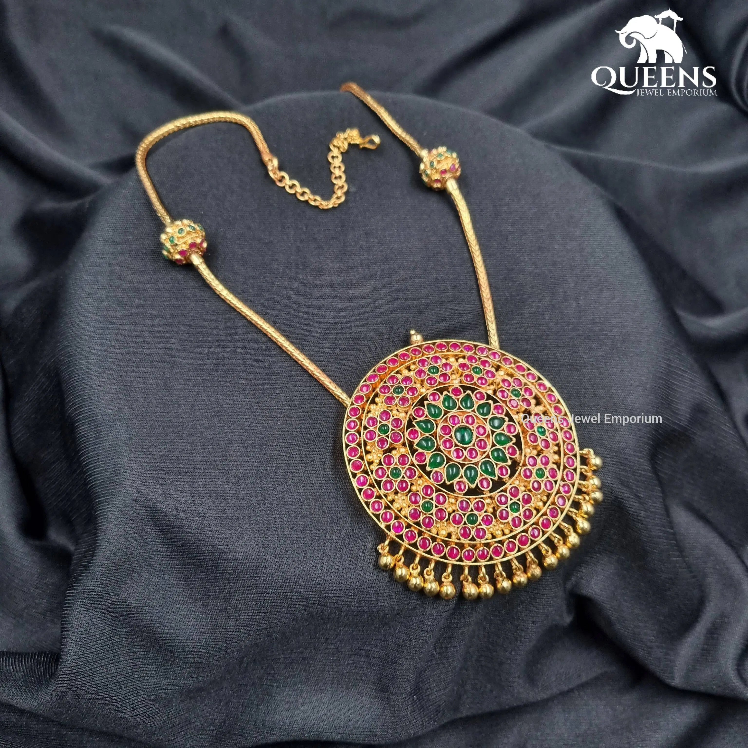 Grand traditional kemp pendant with plain chain-Haram for reception