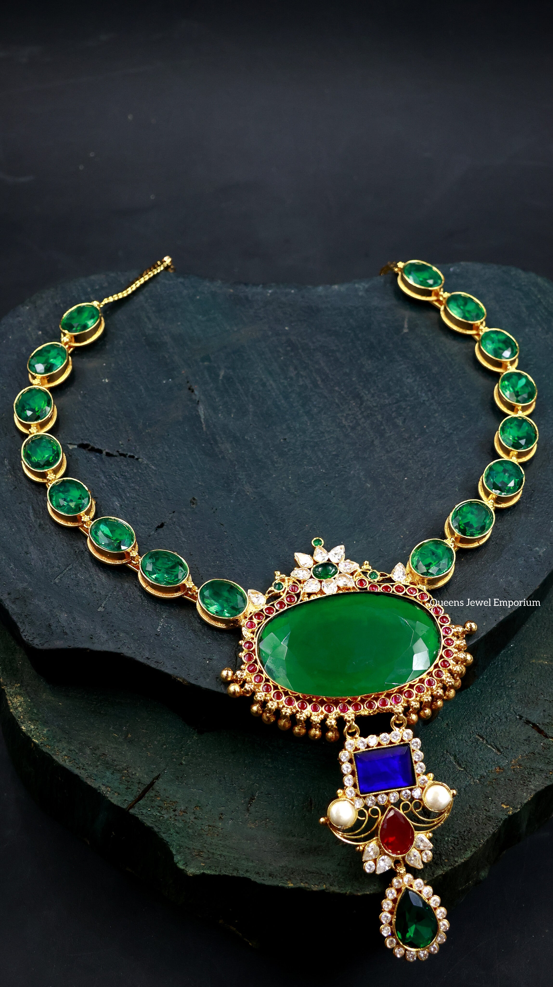 Oval green cutting stones-Green oval pendant detailing