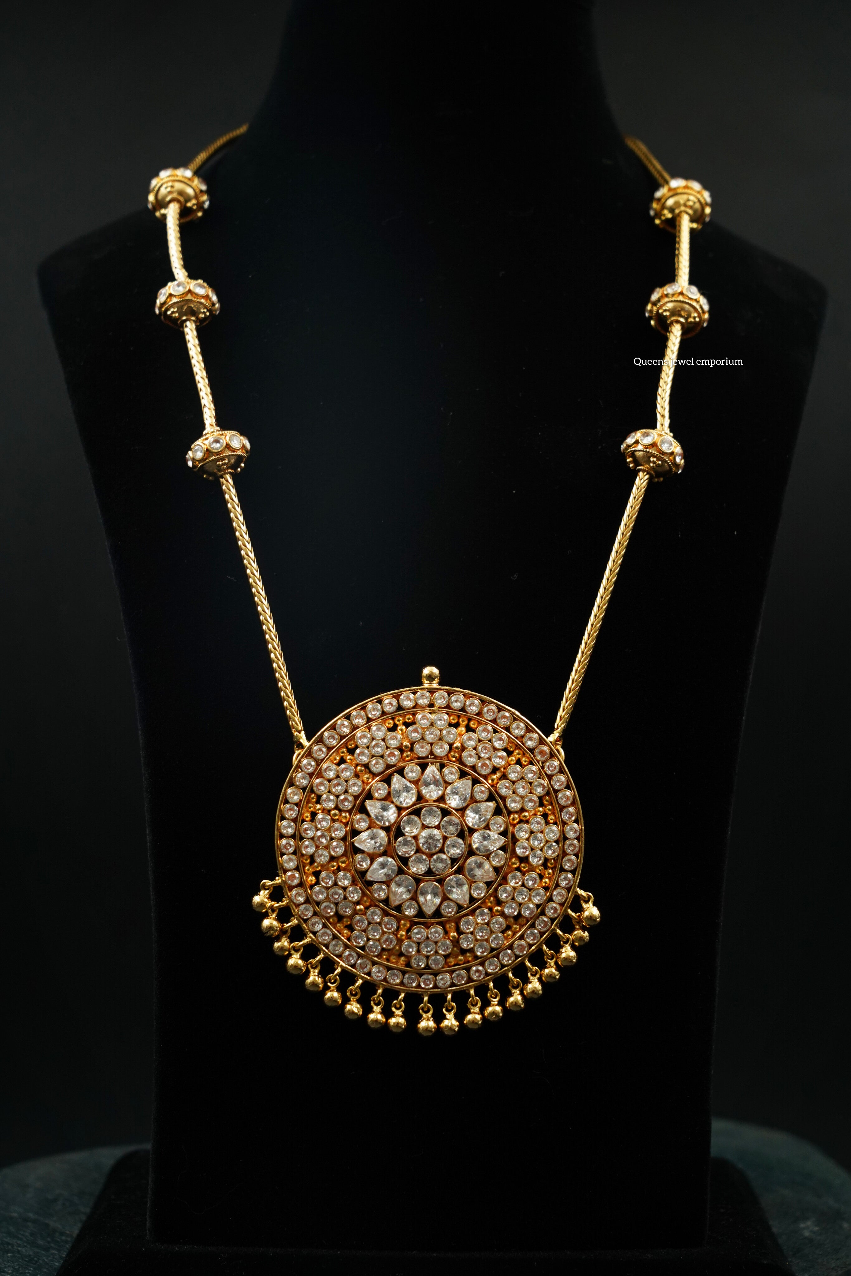 White zircon round pendant-Floral rakadai pendant design