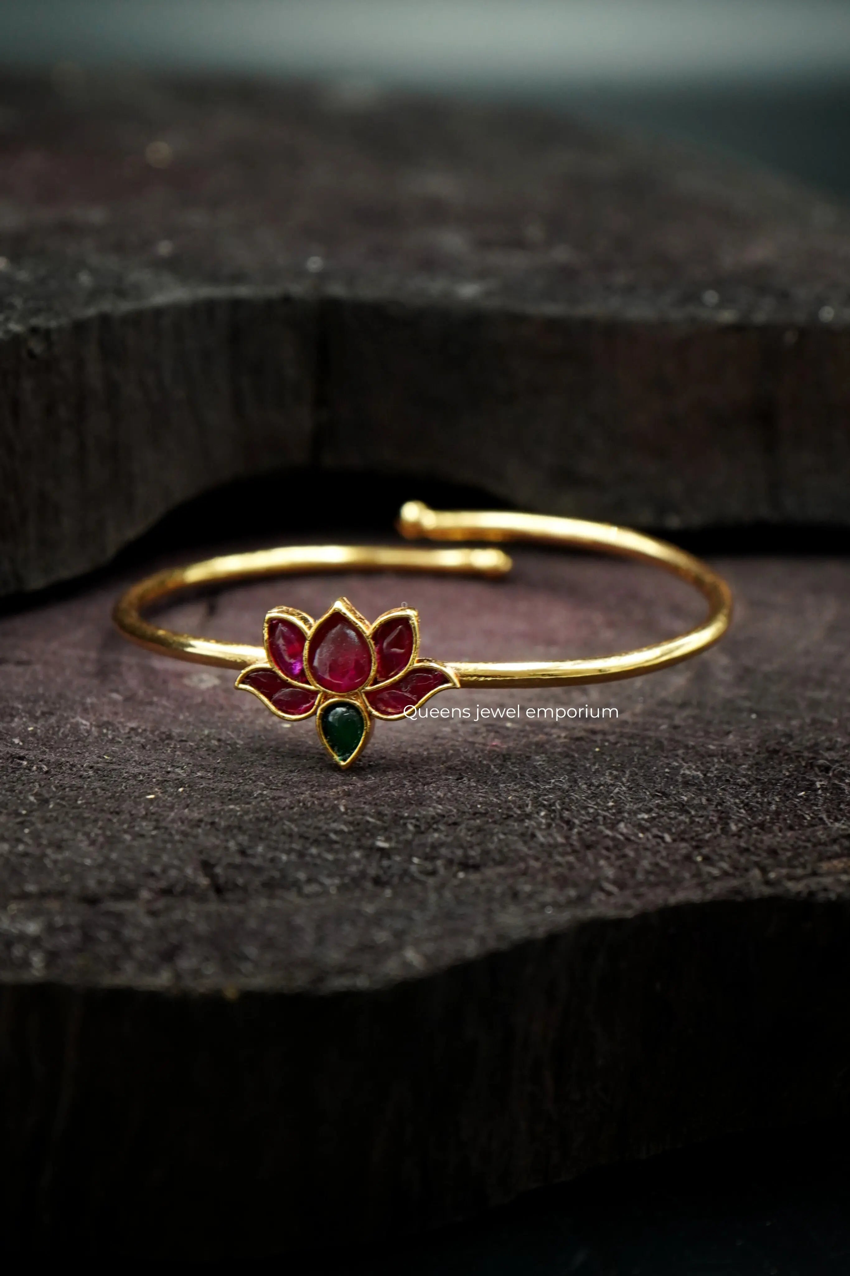 Adjustable kemp bangle-Lotus motif kemp stone plain kada