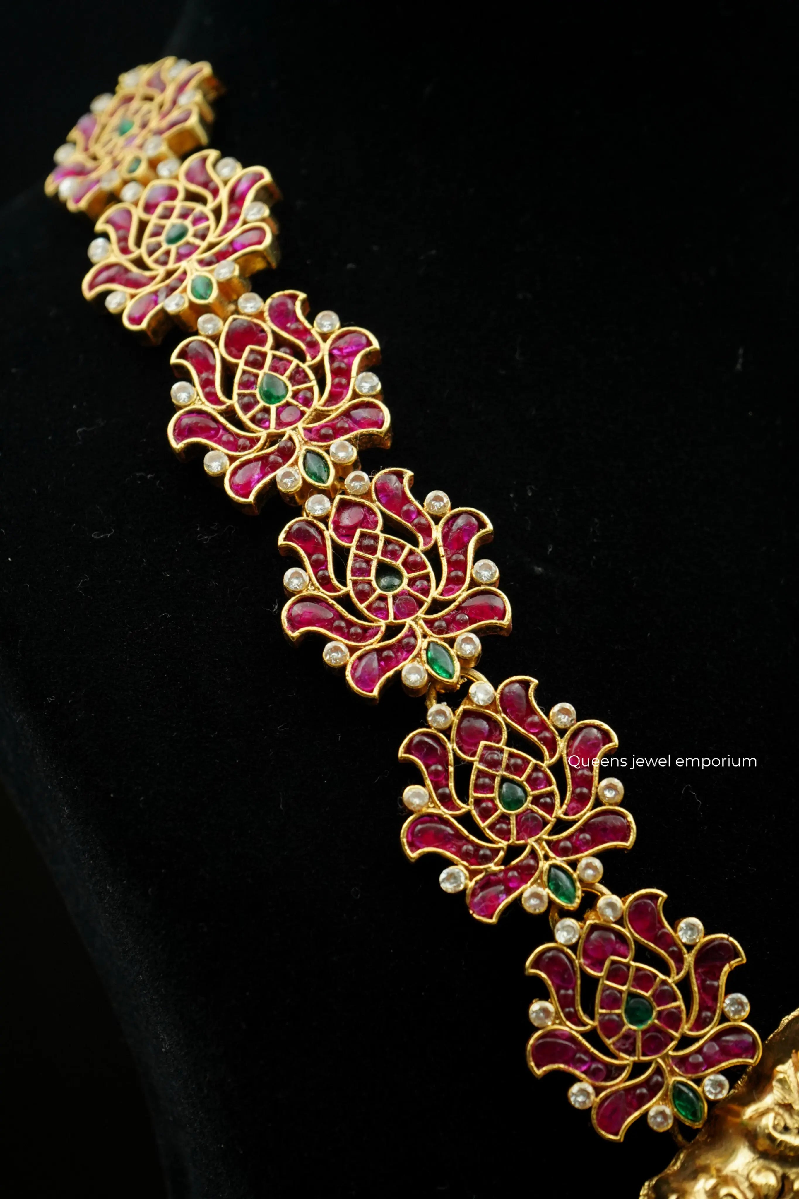 Nagas lakshmi pendant-Kemp stone haram