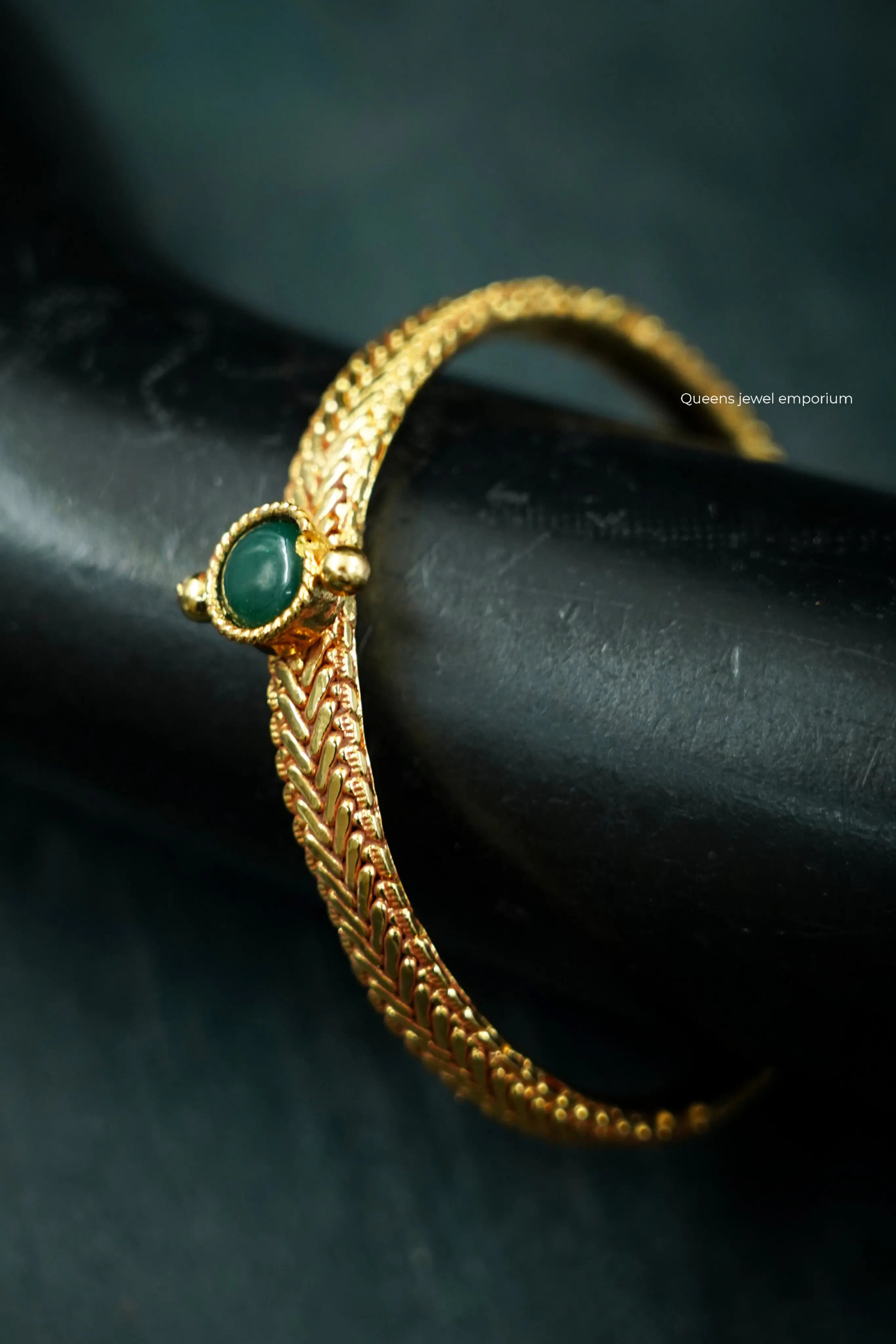 Green centre stone kada-Traditional nagas kappu for sarees