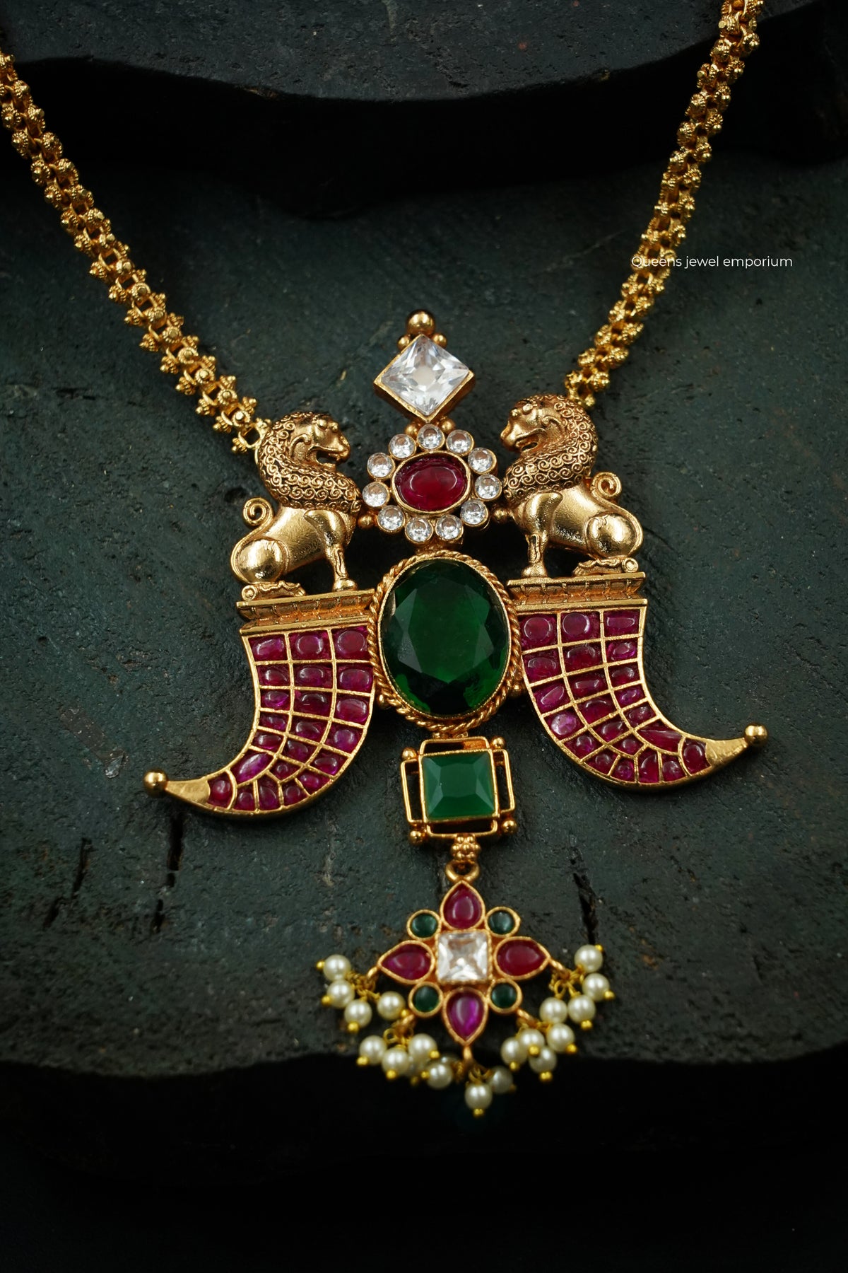 Pendant with haram-Pendant with oval green stone 