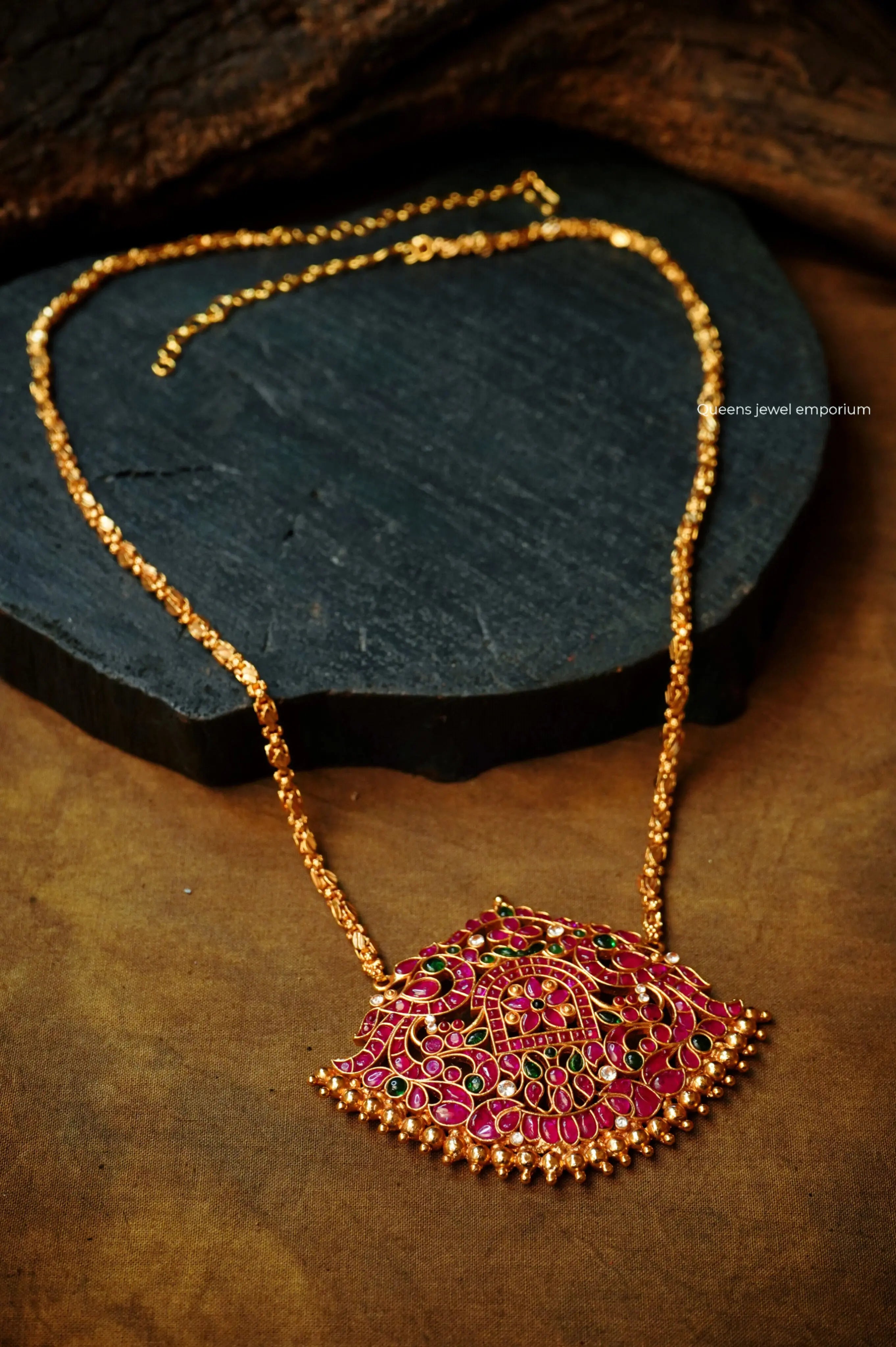 Vintage jewellery-Red kemp stone haram