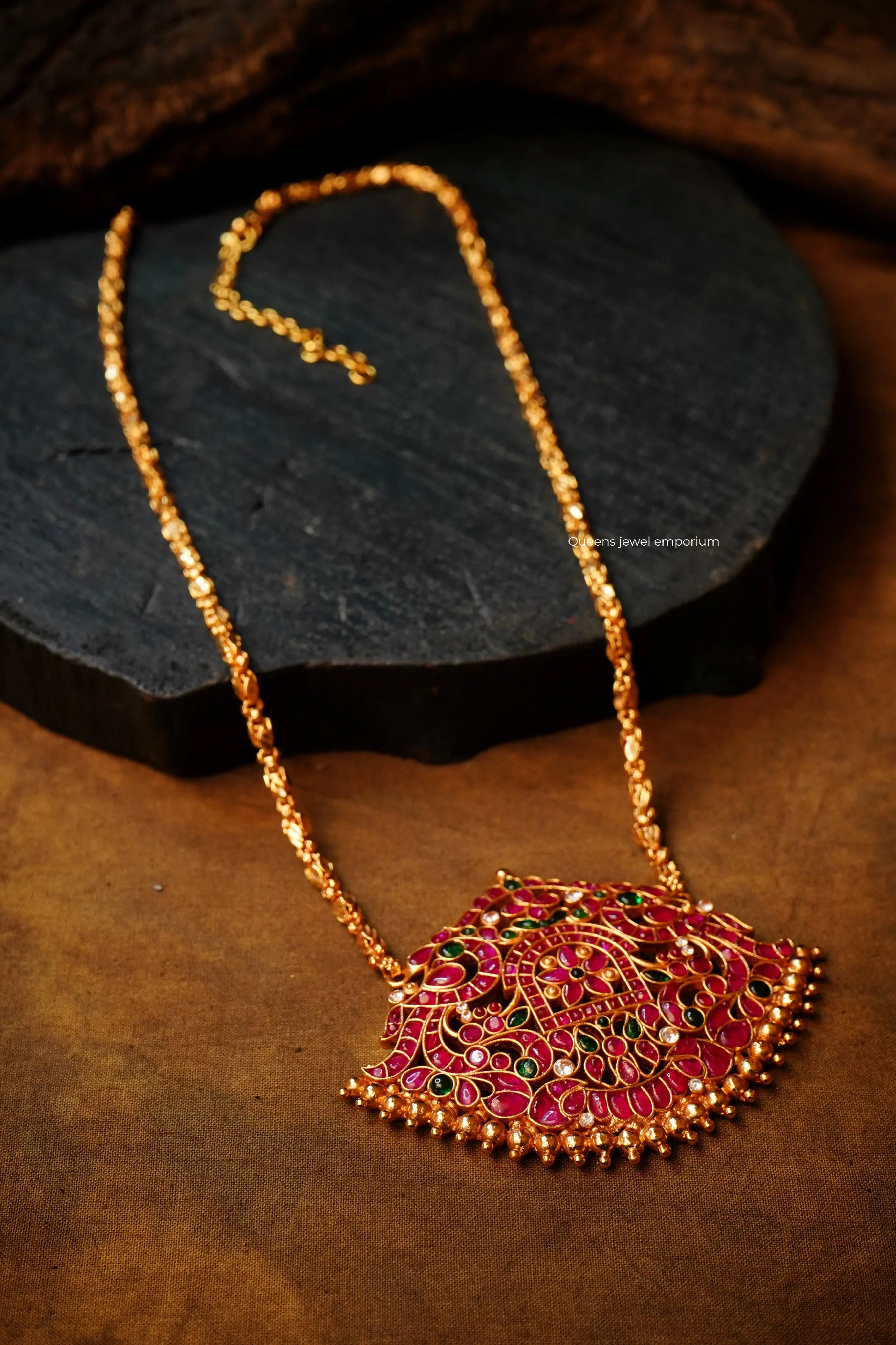 Peacock motif haram-Kemp stone pendant 