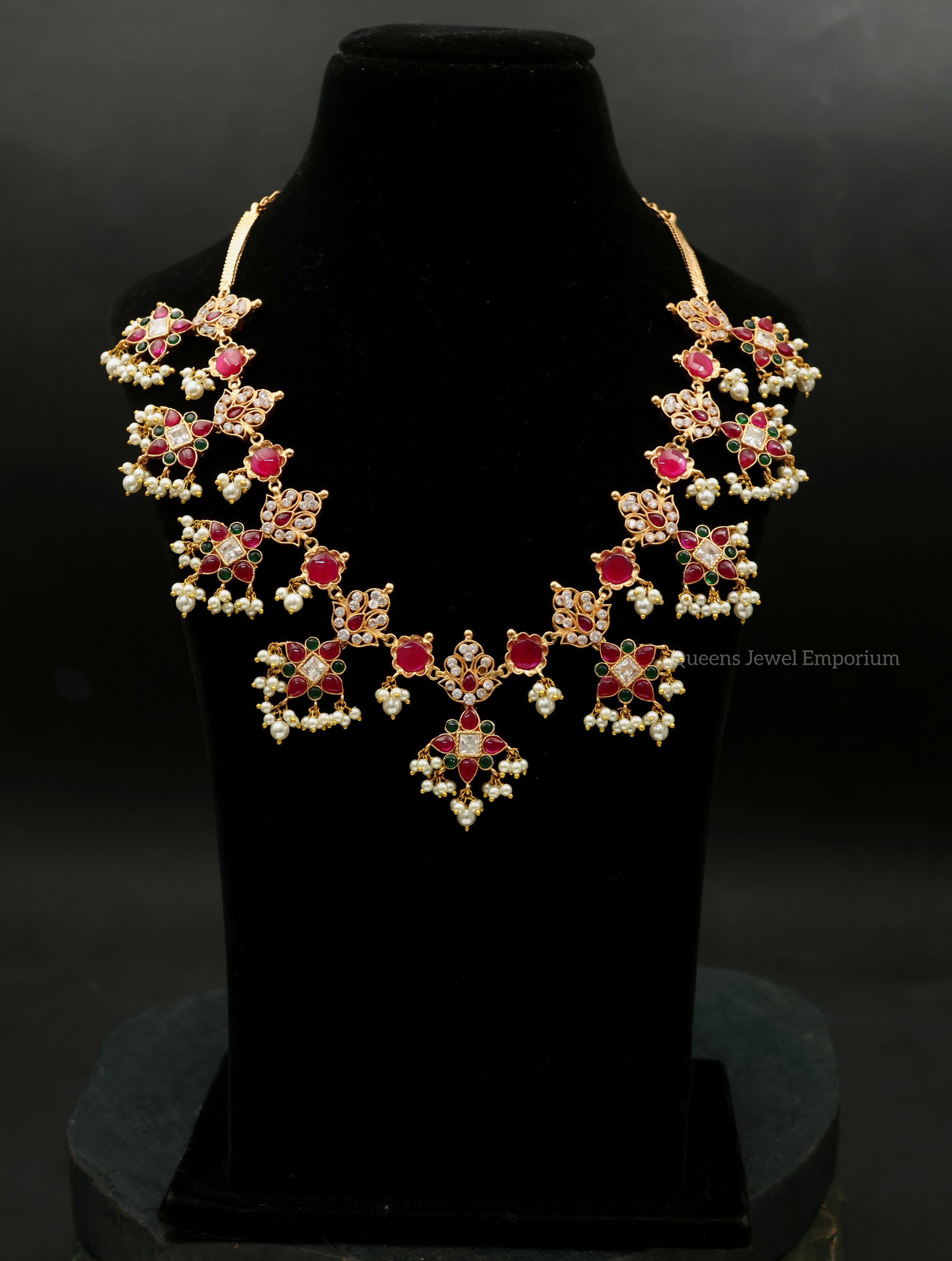 Necklace with red stones-Necklace set with green stones